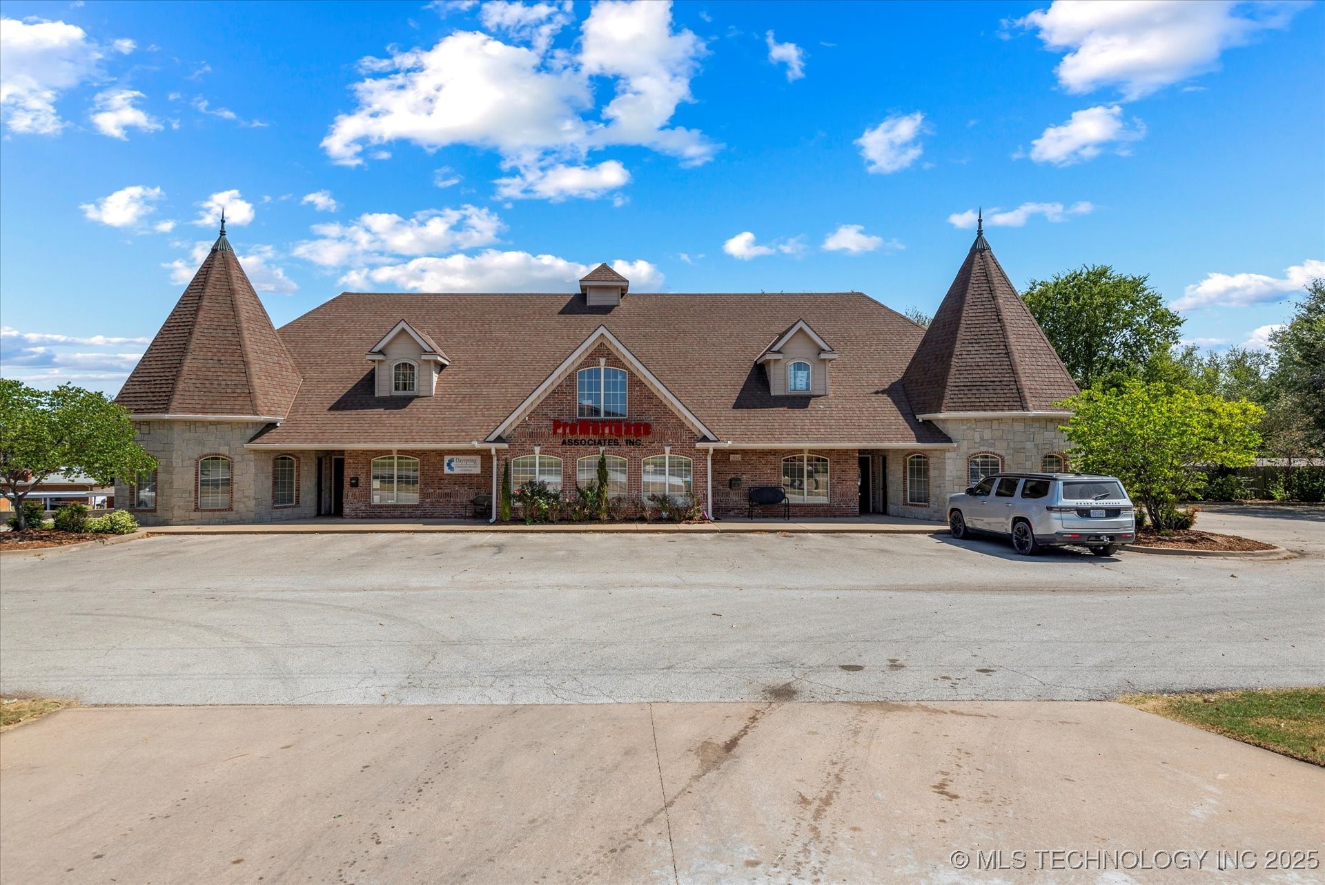 2114 Se Washington Boulevard Property Photo 1