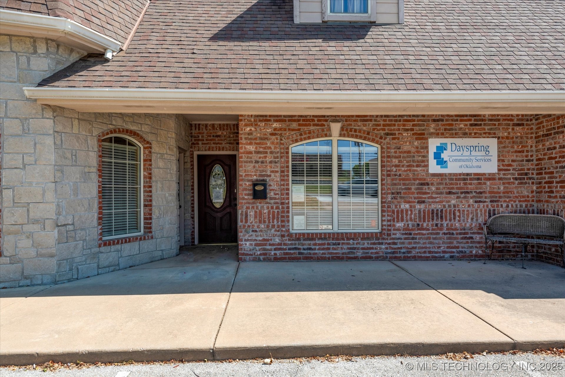 2114 Se Washington Boulevard Property Photo 2