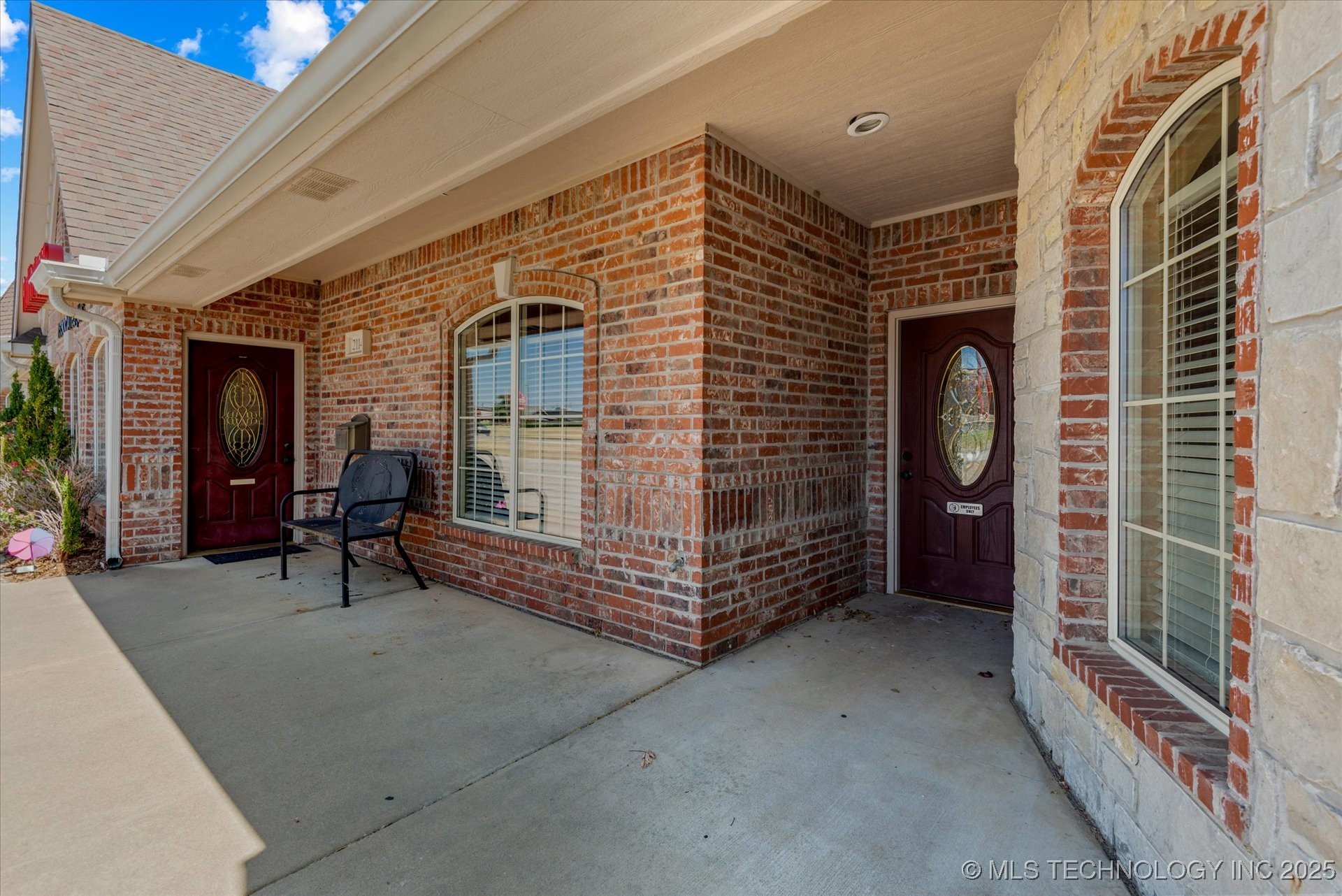 2114 Se Washington Boulevard Property Photo 3