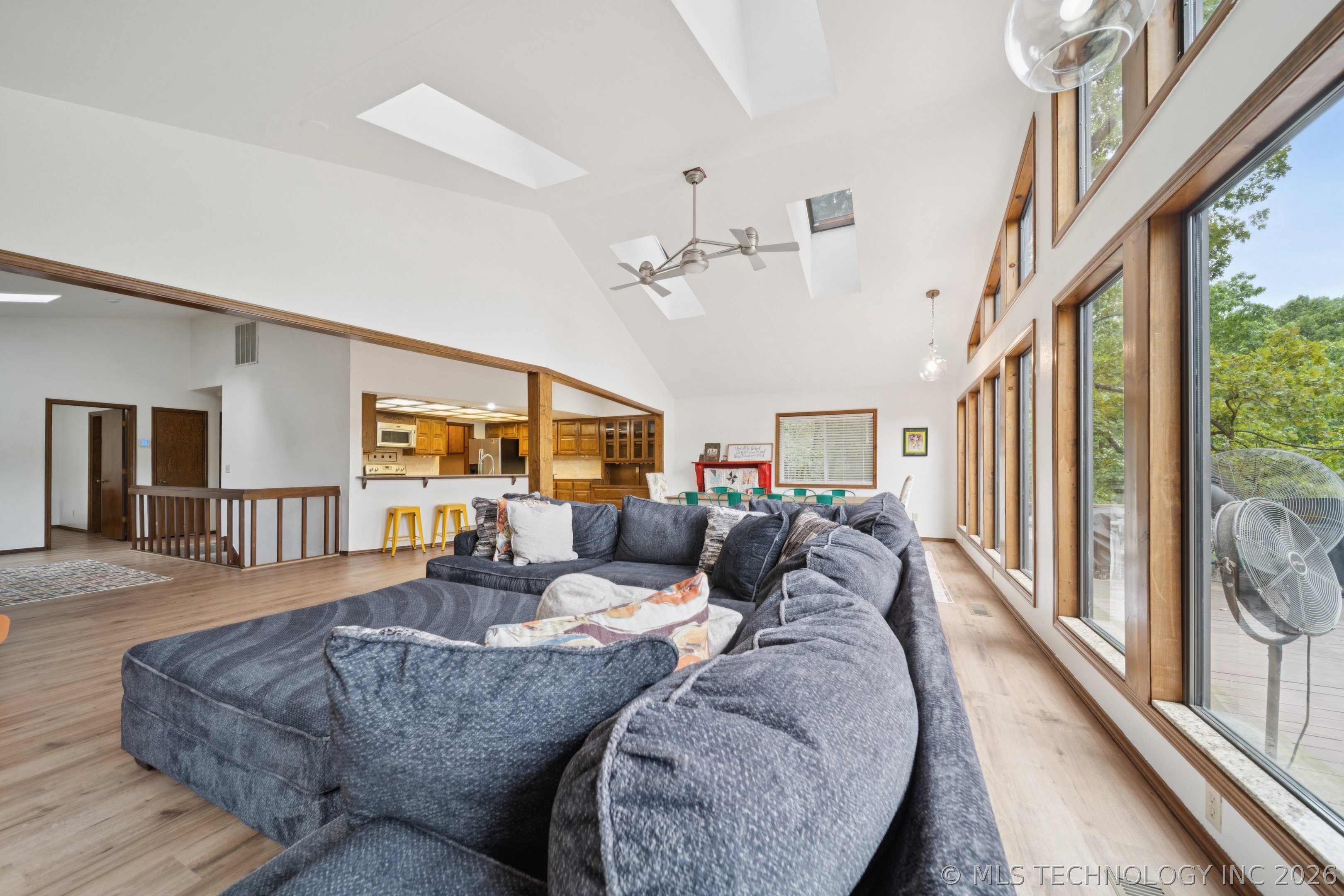 453844 Country Club Trail Property Photo 4