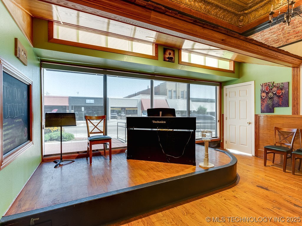 203 E Main Property Photo 4