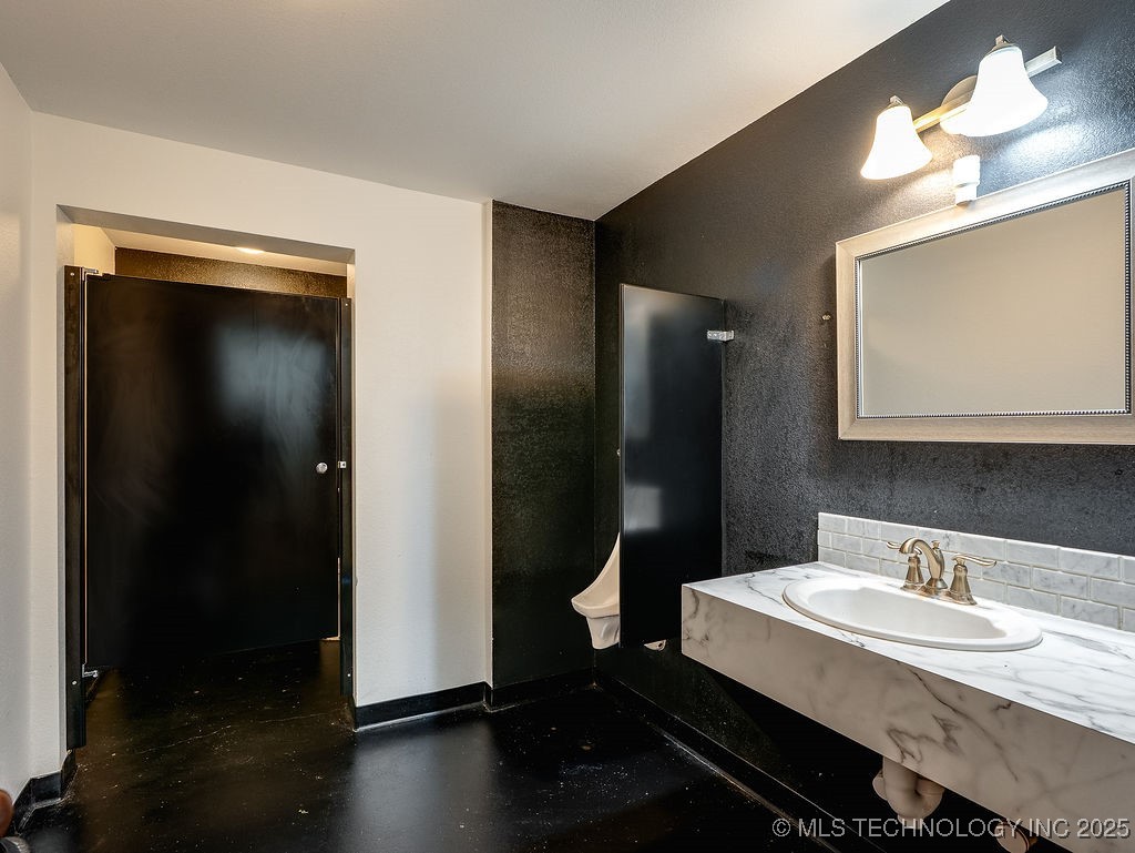 203 E Main Property Photo 7