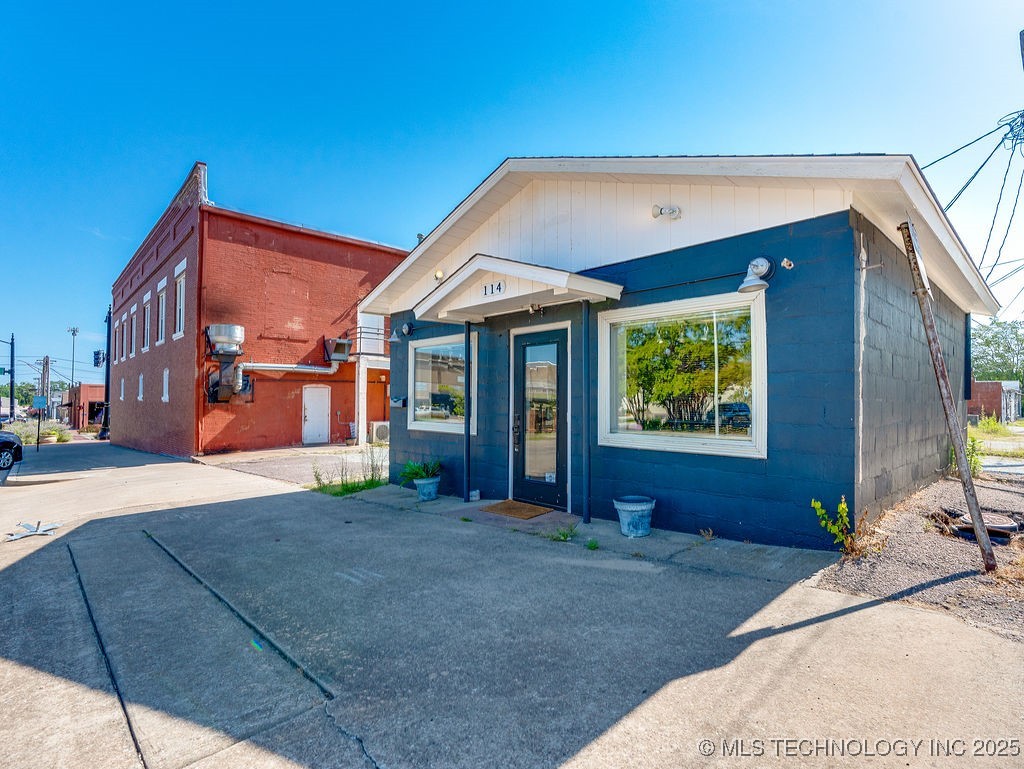 203 E Main Property Photo 17