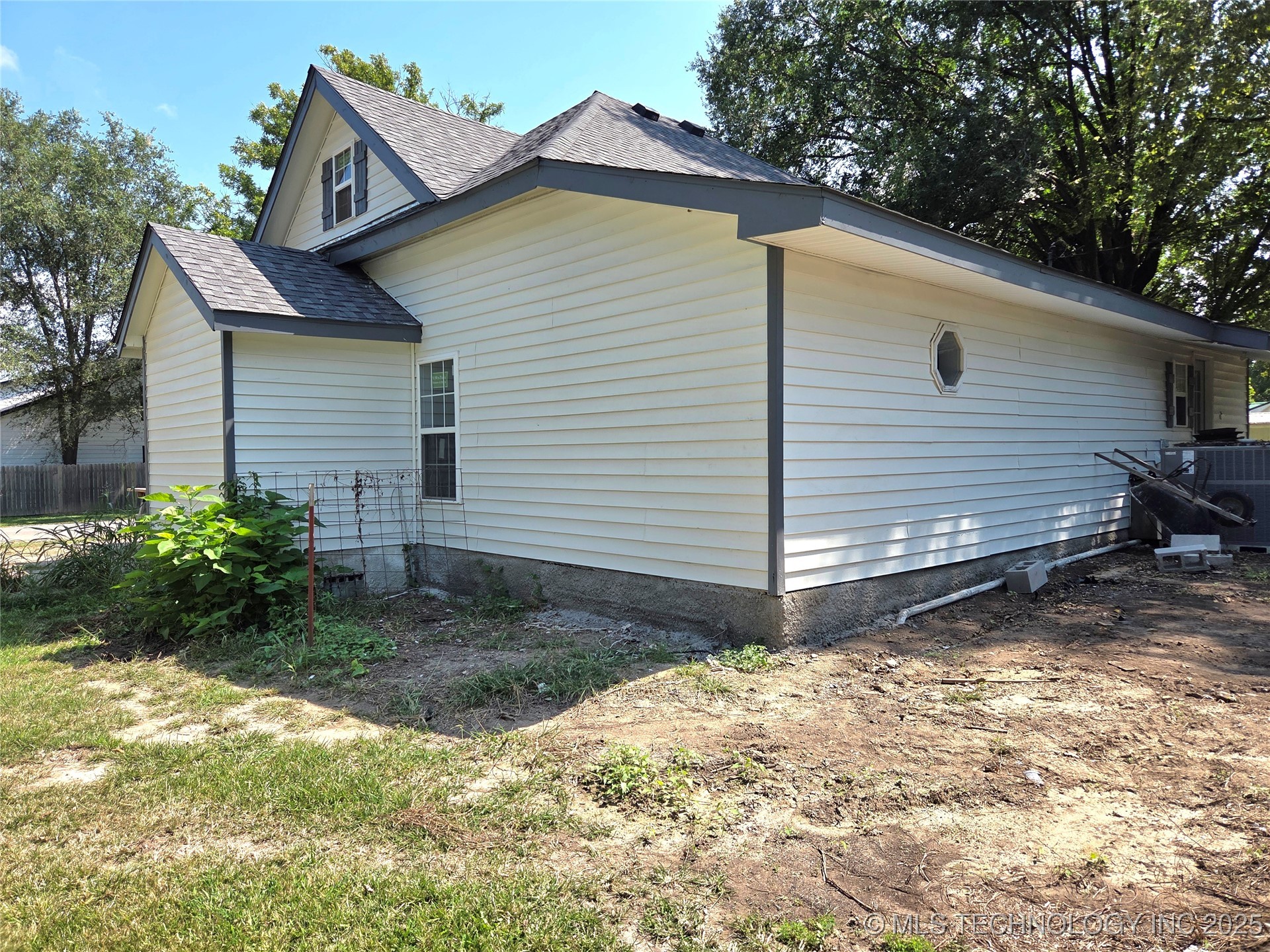 1280 Collyge Avenue Property Photo 5