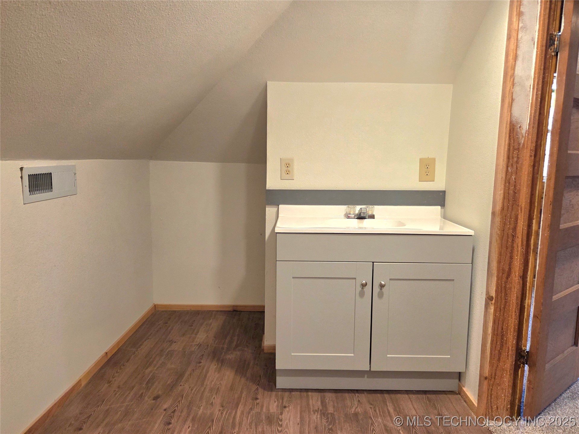 1280 Collyge Avenue Property Photo 31