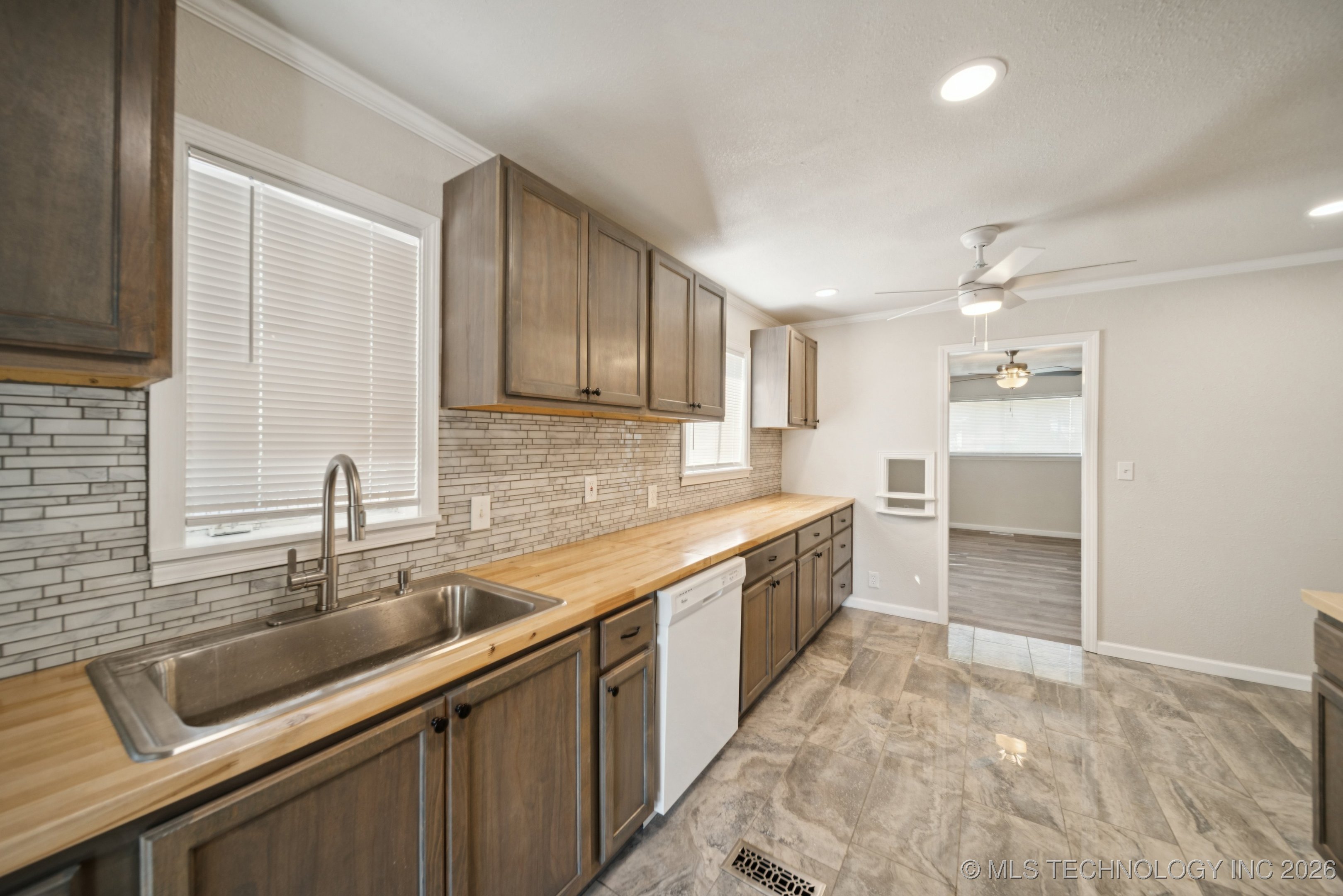 16 W 40th Street Property Photo 10