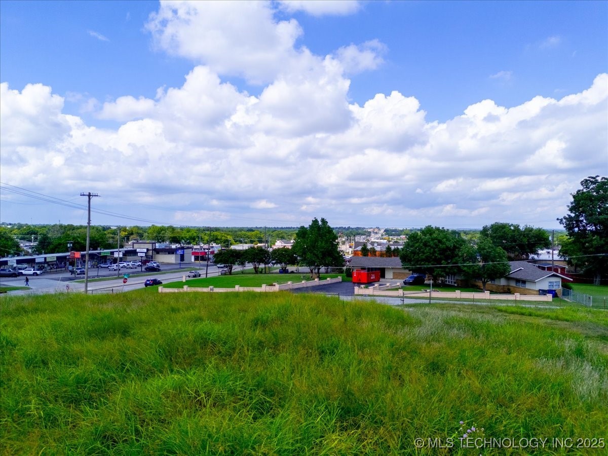 2215 S Memorial Drive Property Photo 9