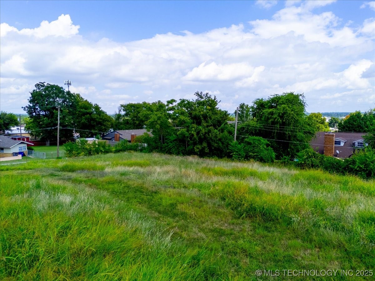 2215 S Memorial Drive Property Photo 10