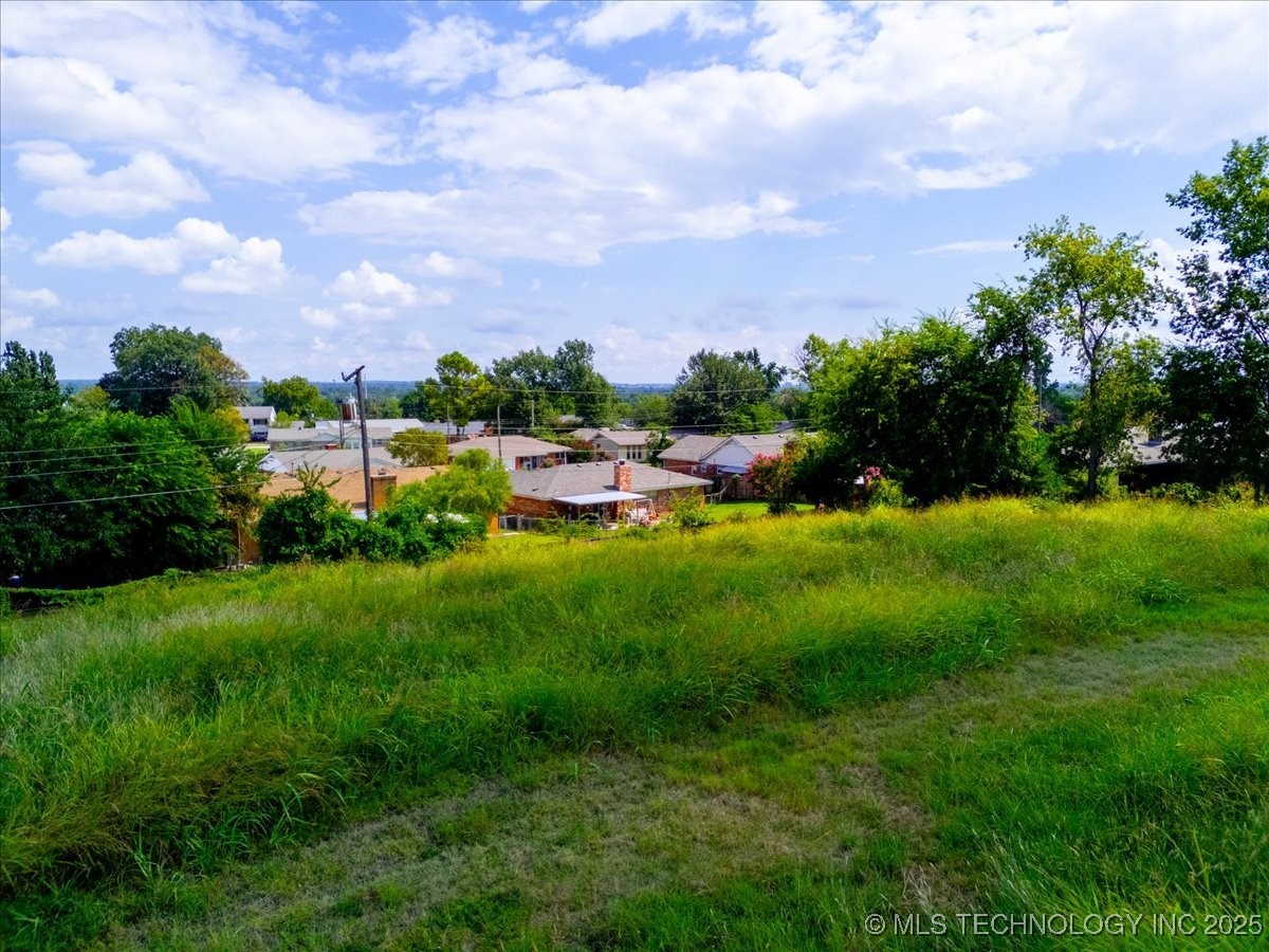 2215 S Memorial Drive Property Photo 11