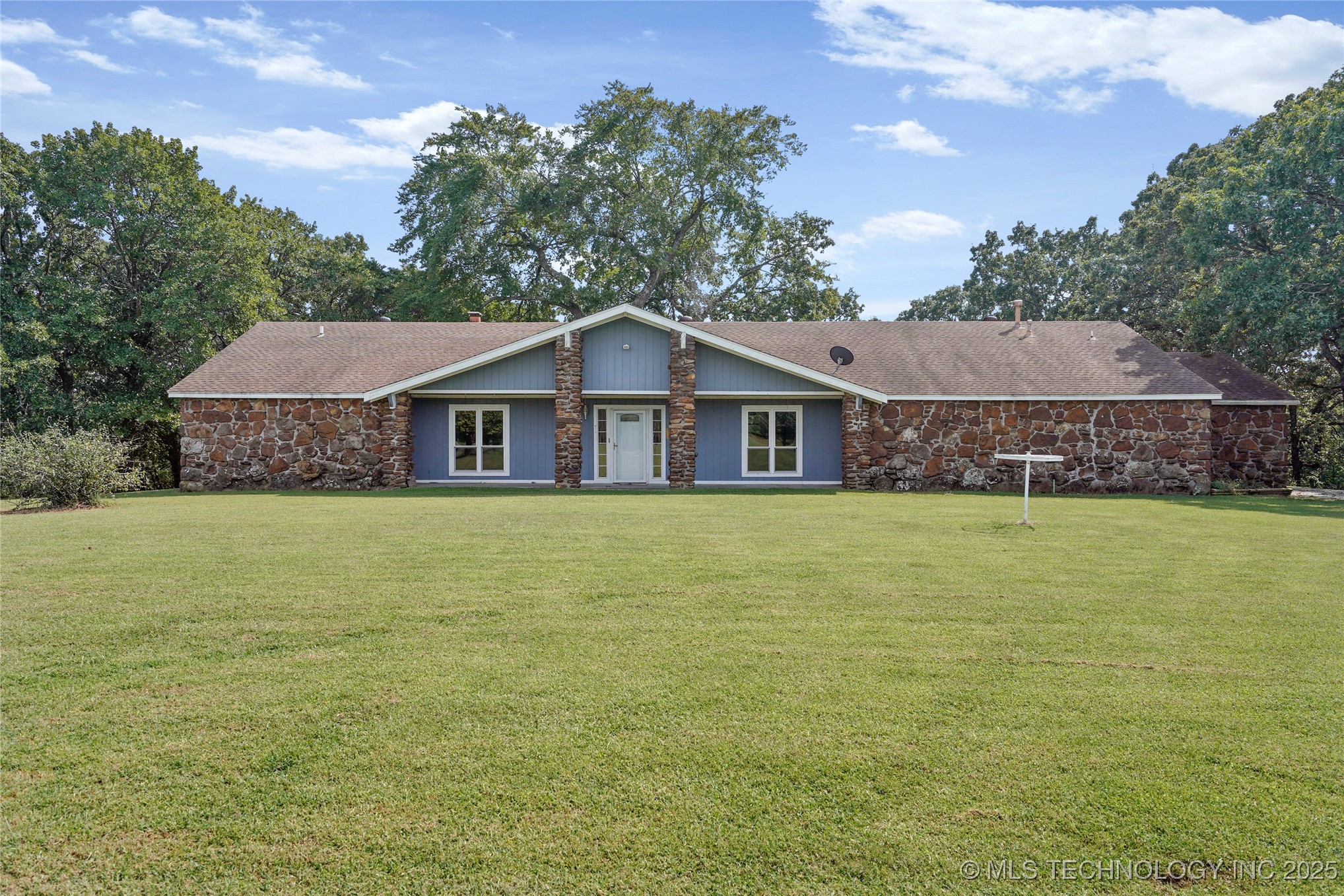 27208 E 41st Street S Property Photo 2