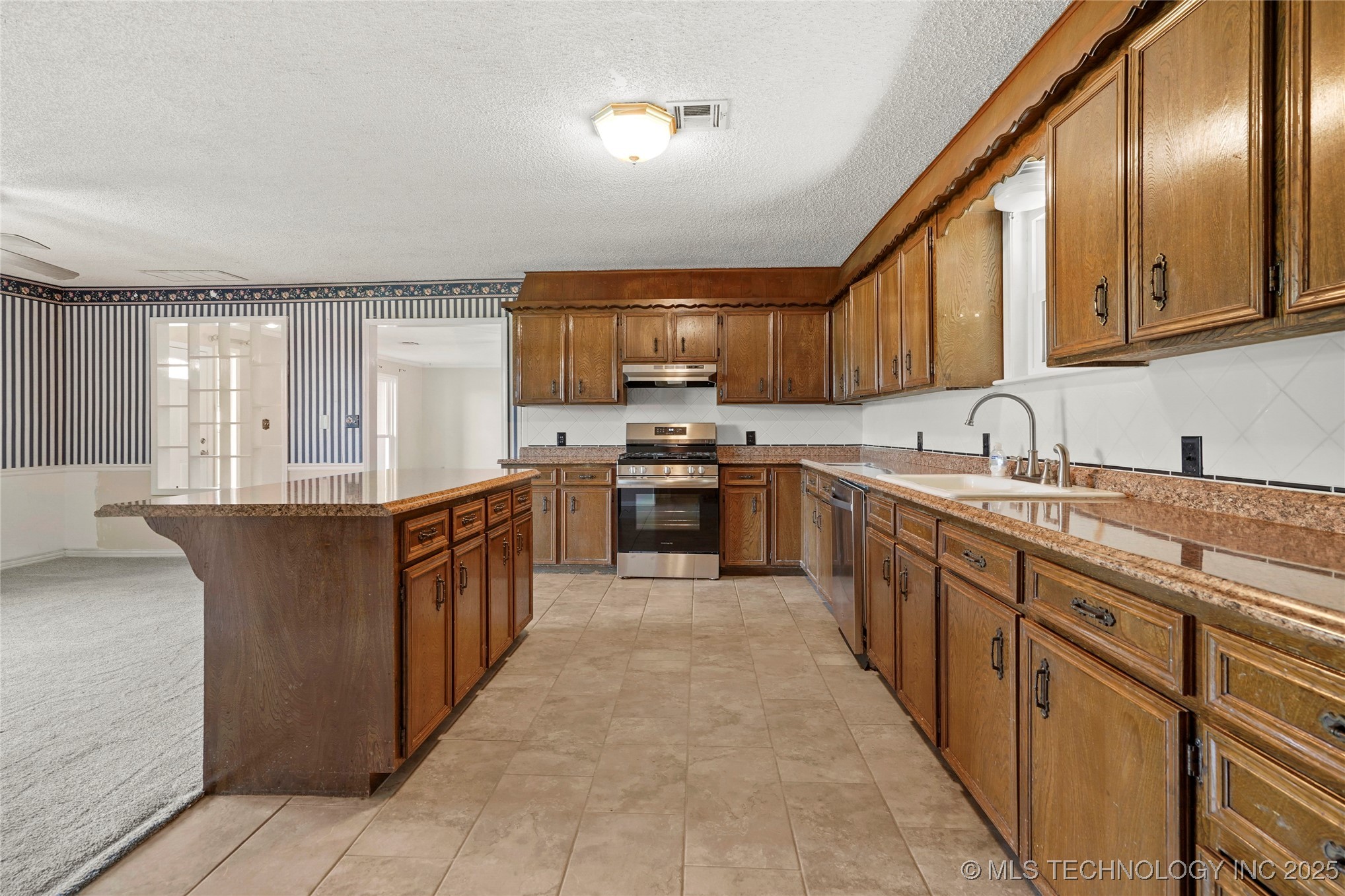 27208 E 41st Street S Property Photo 13