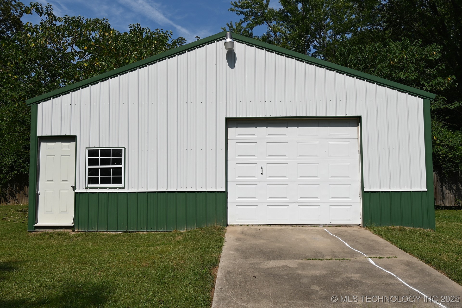 109 W Lee Property Photo 32