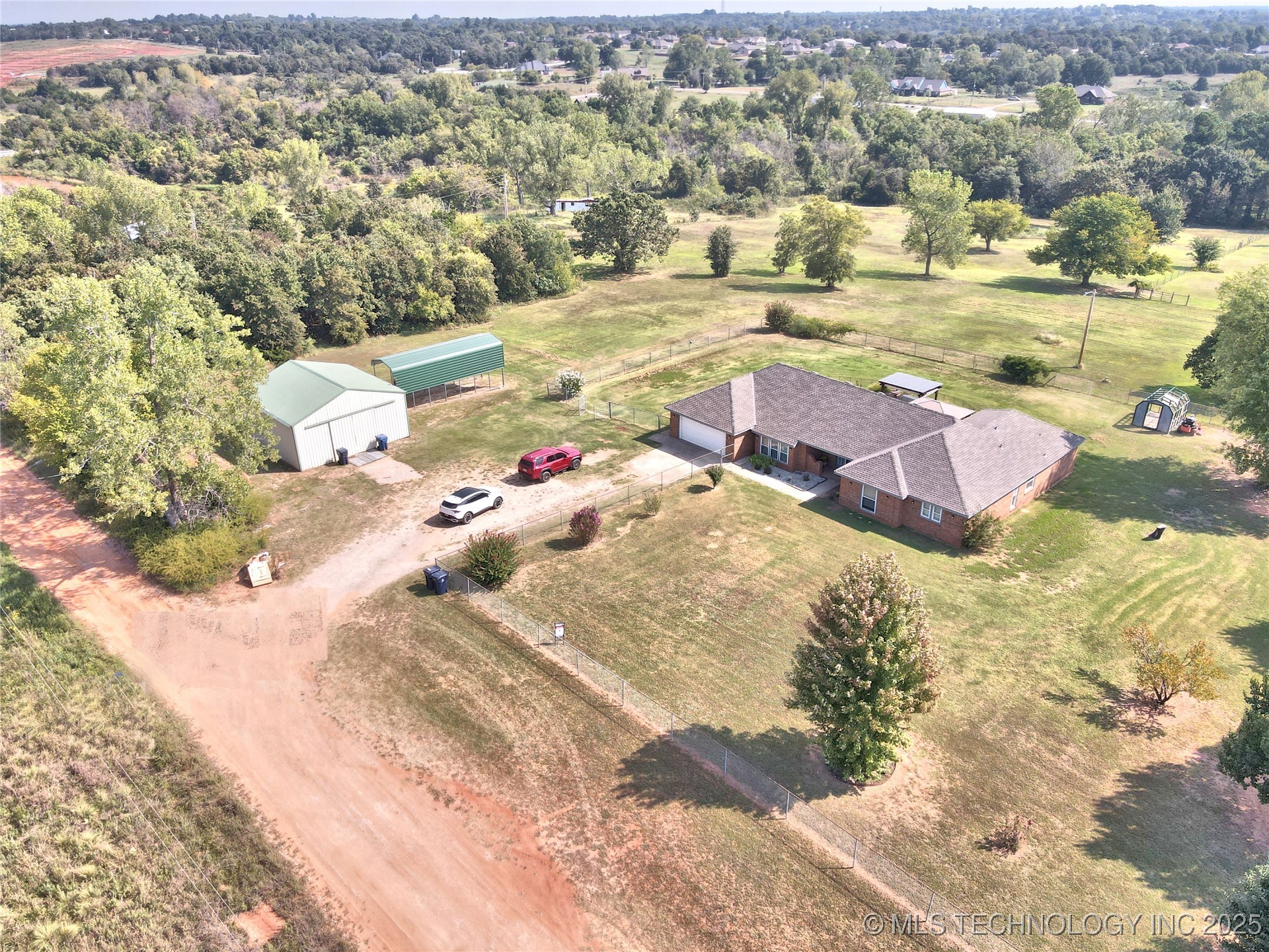 18725 Red Oak Drive Property Photo 2