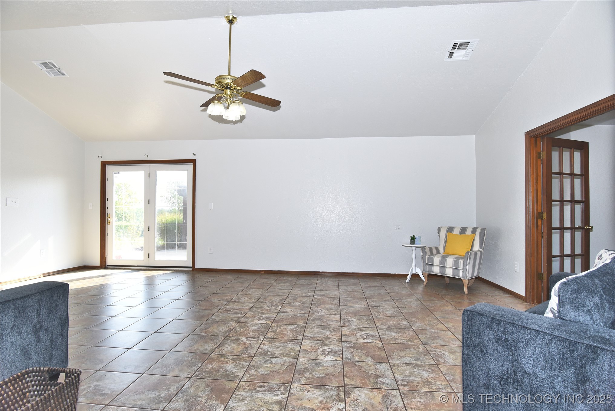 18725 Red Oak Drive Property Photo 3