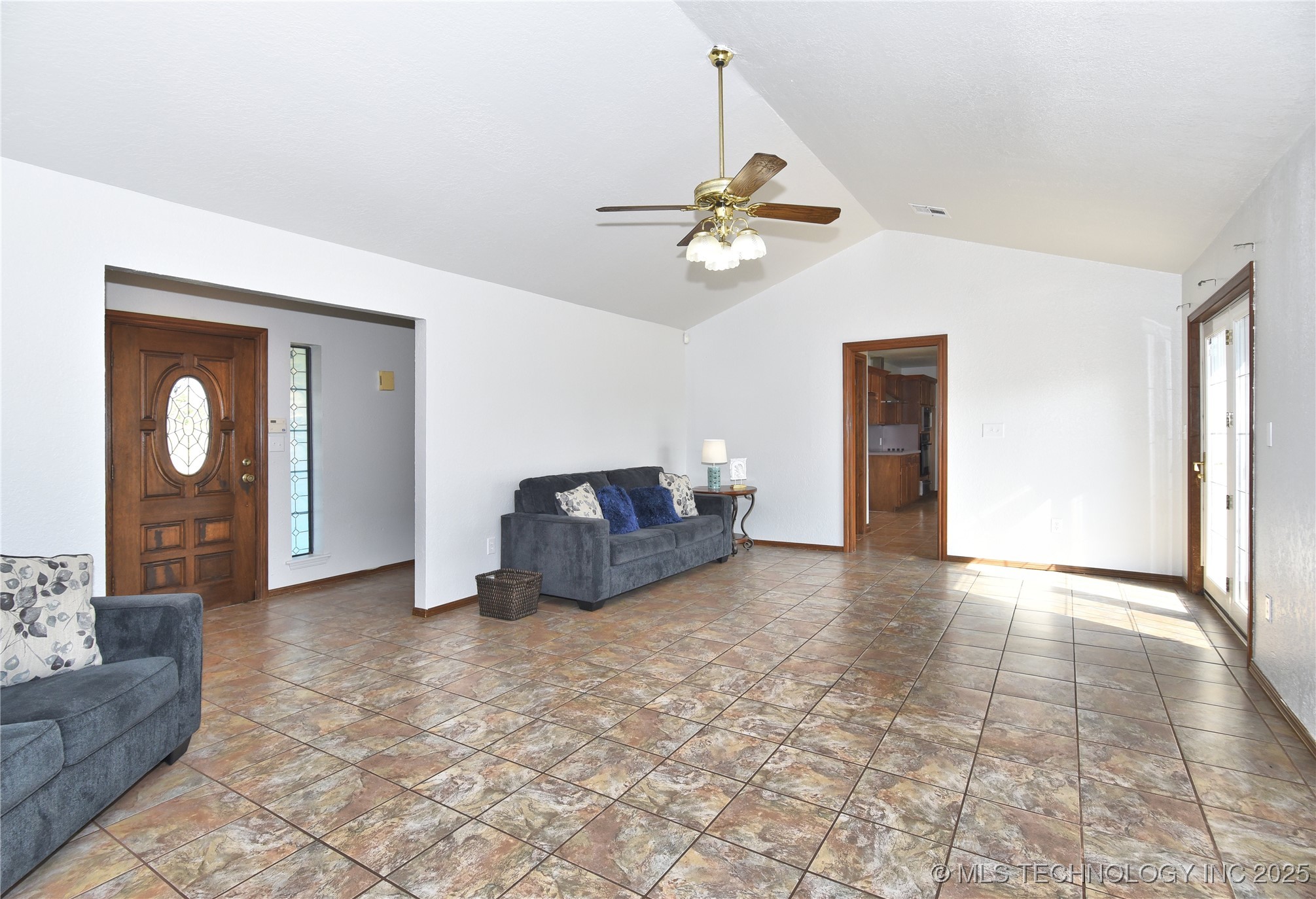 18725 Red Oak Drive Property Photo 4