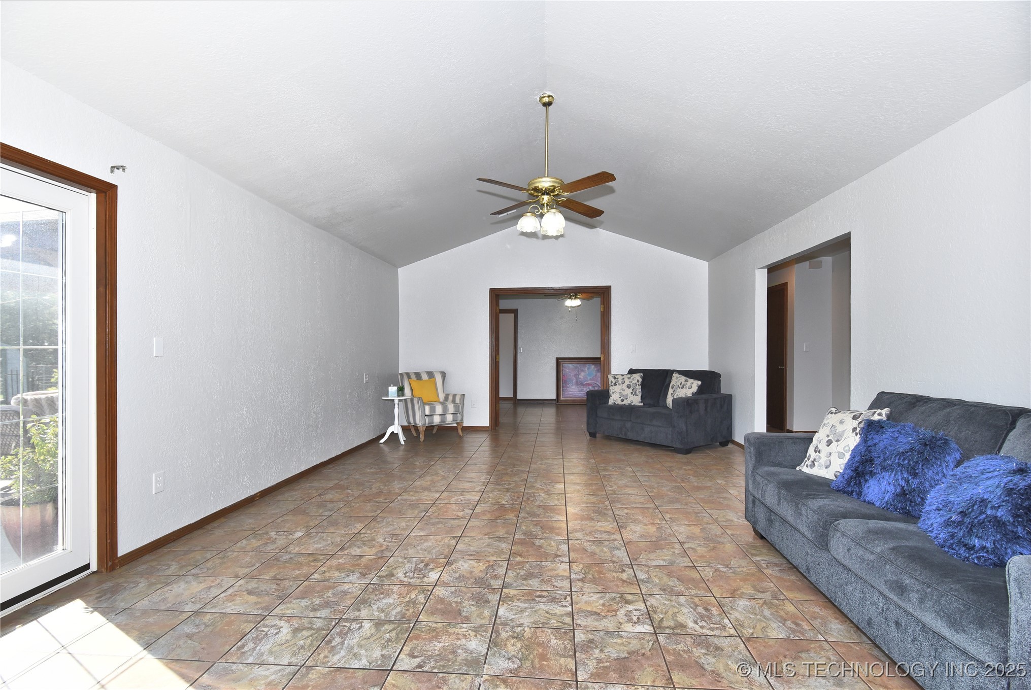 18725 Red Oak Drive Property Photo 6