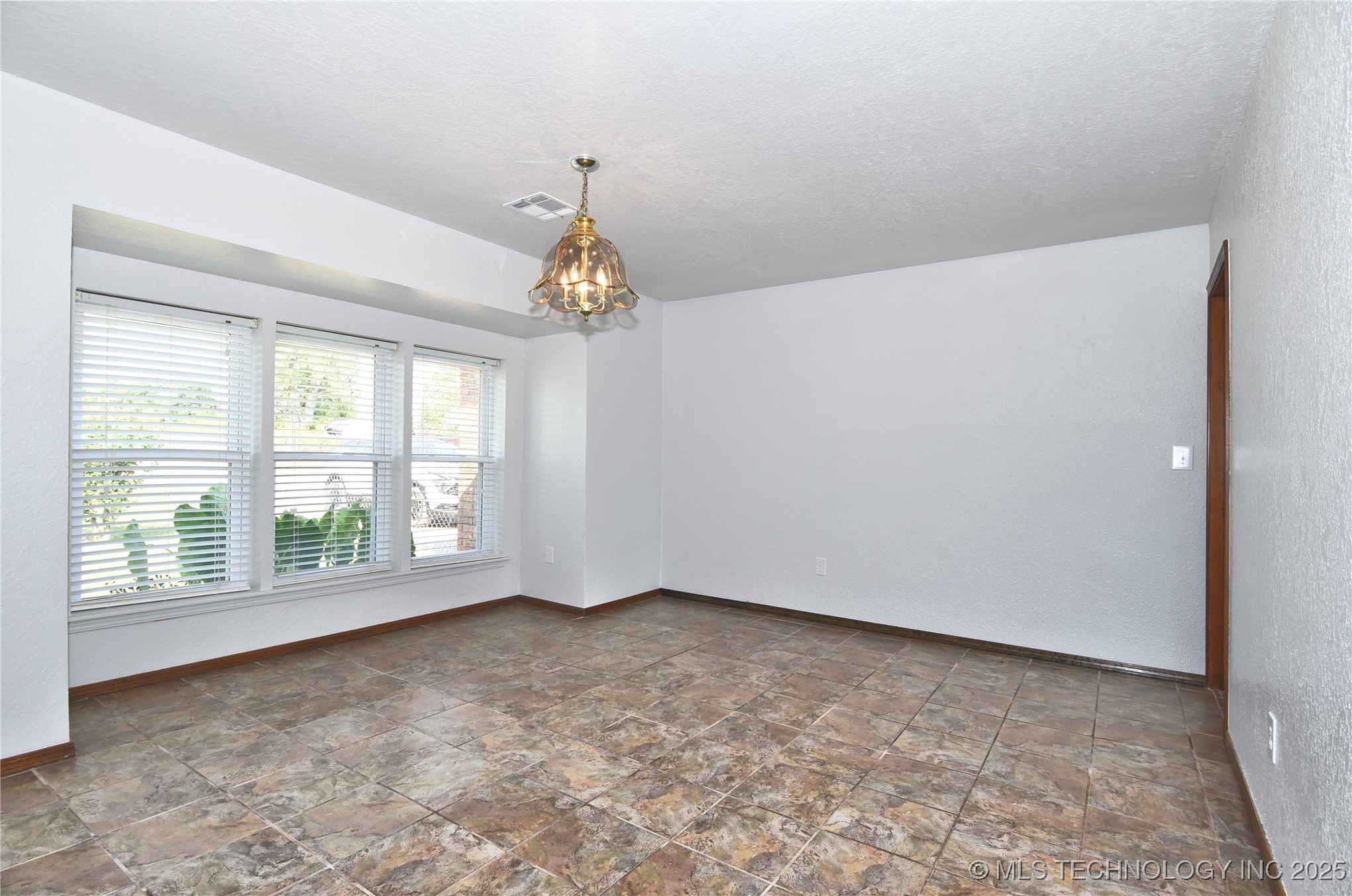 18725 Red Oak Drive Property Photo 8