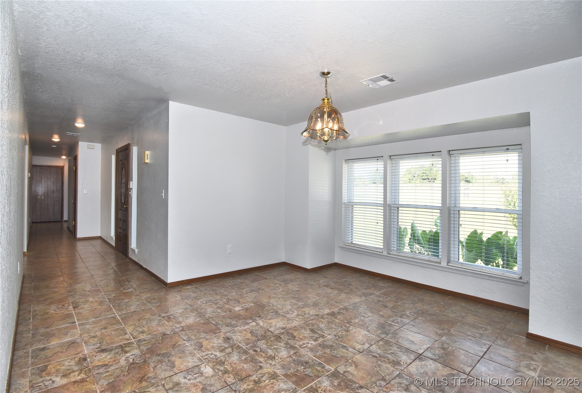 18725 Red Oak Drive Property Photo 9