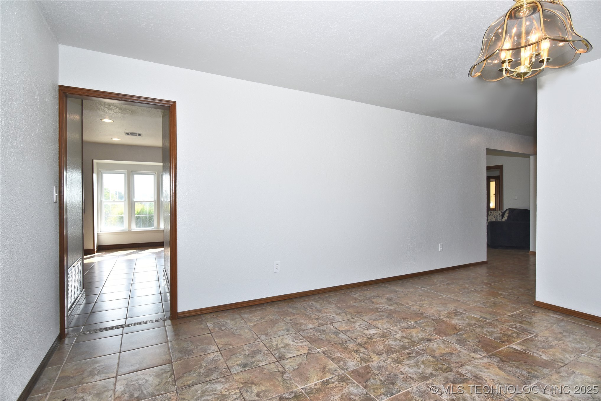 18725 Red Oak Drive Property Photo 10