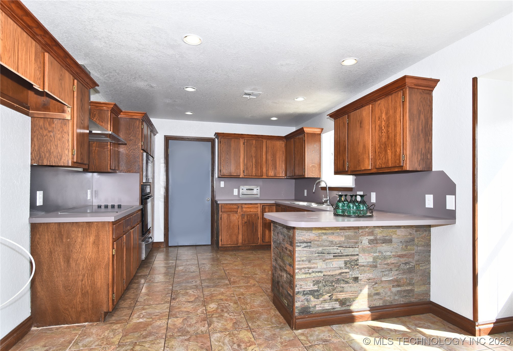 18725 Red Oak Drive Property Photo 12