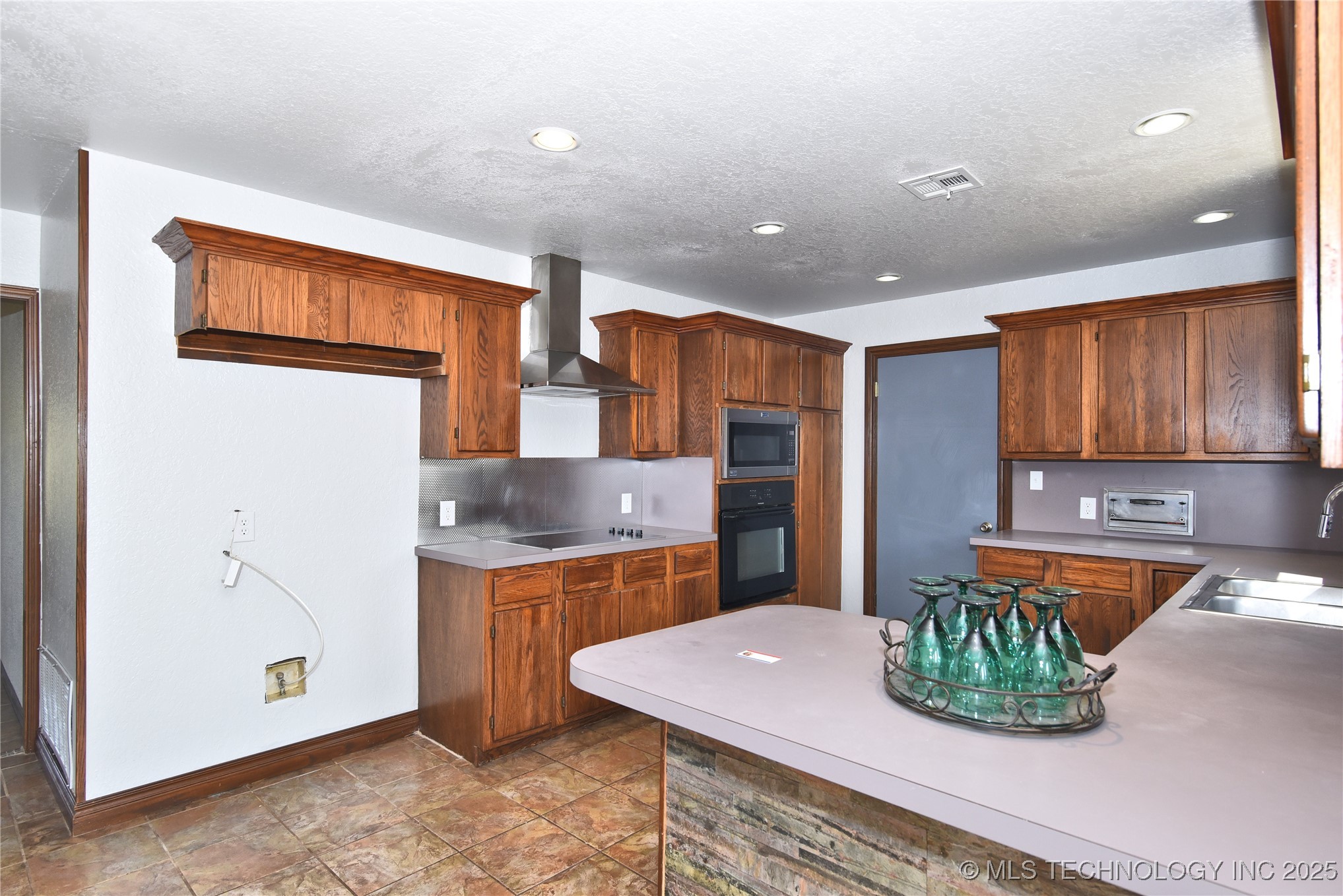 18725 Red Oak Drive Property Photo 13