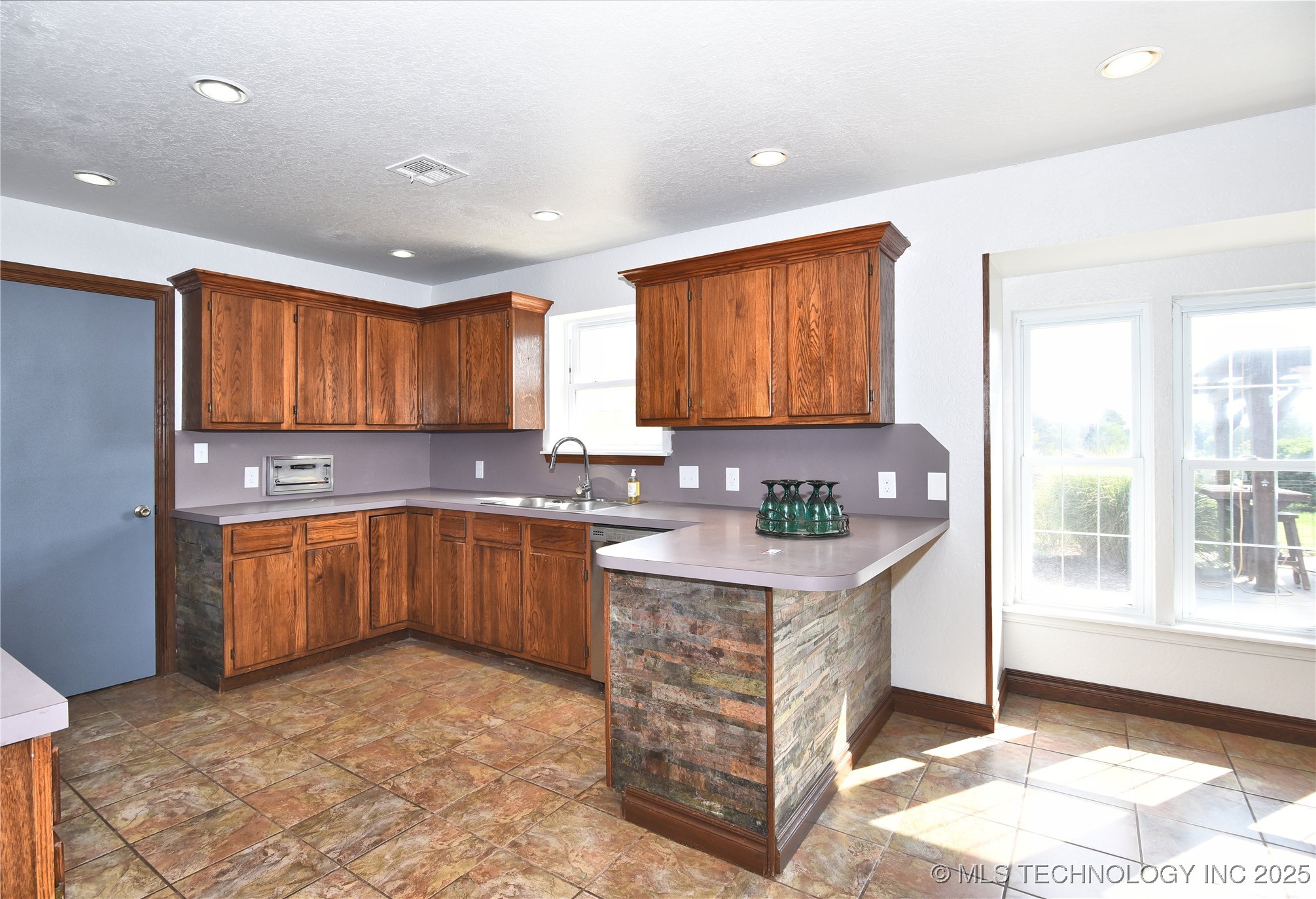 18725 Red Oak Drive Property Photo 14