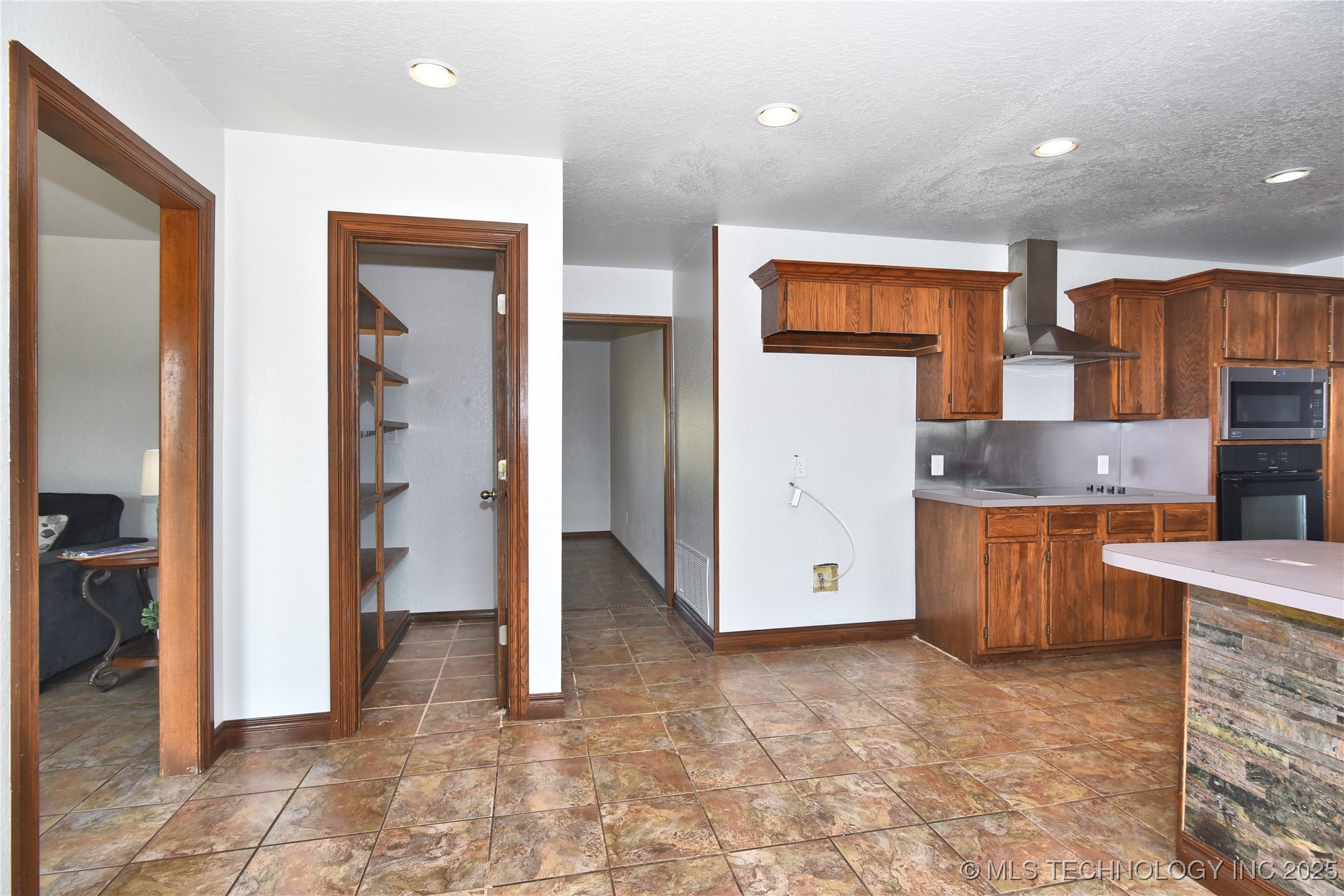 18725 Red Oak Drive Property Photo 17