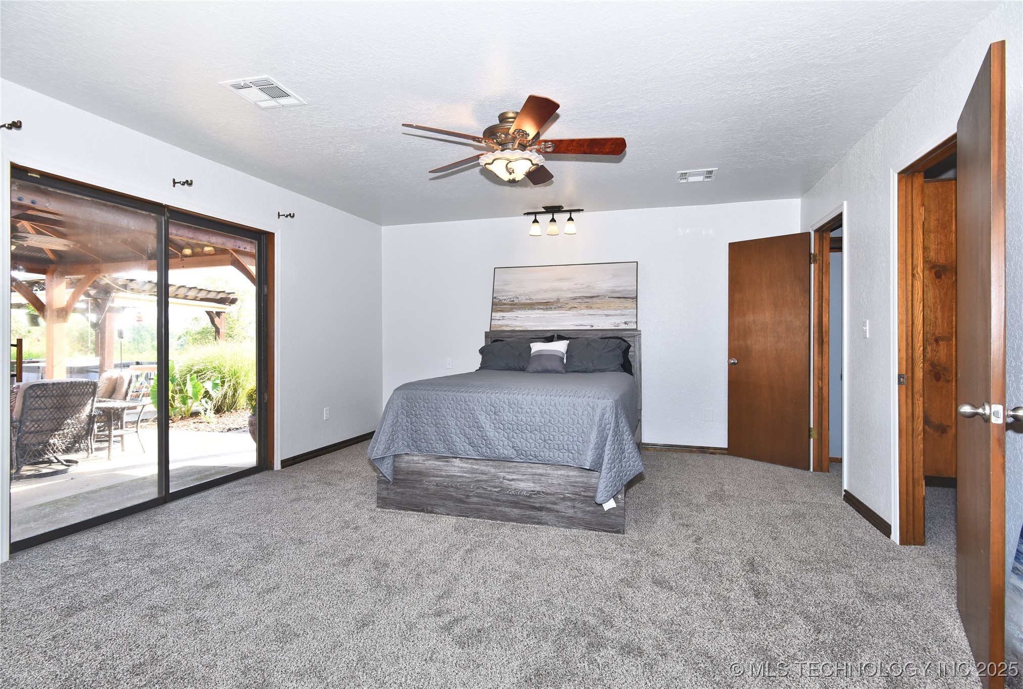 18725 Red Oak Drive Property Photo 18