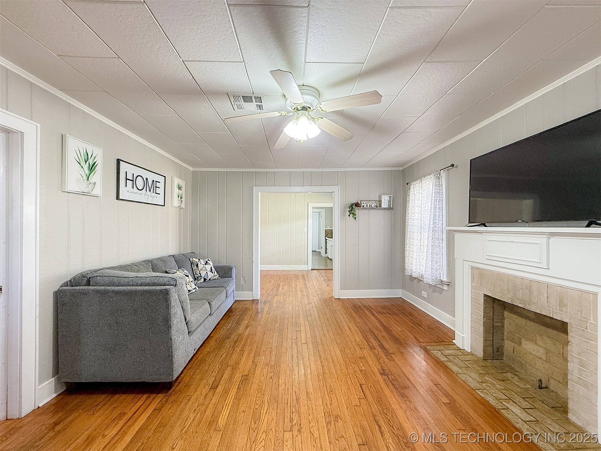 319 E 13th Street Property Photo 2