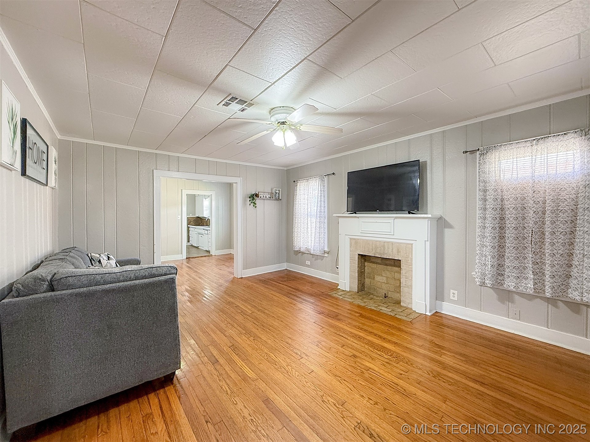 319 E 13th Street Property Photo 10