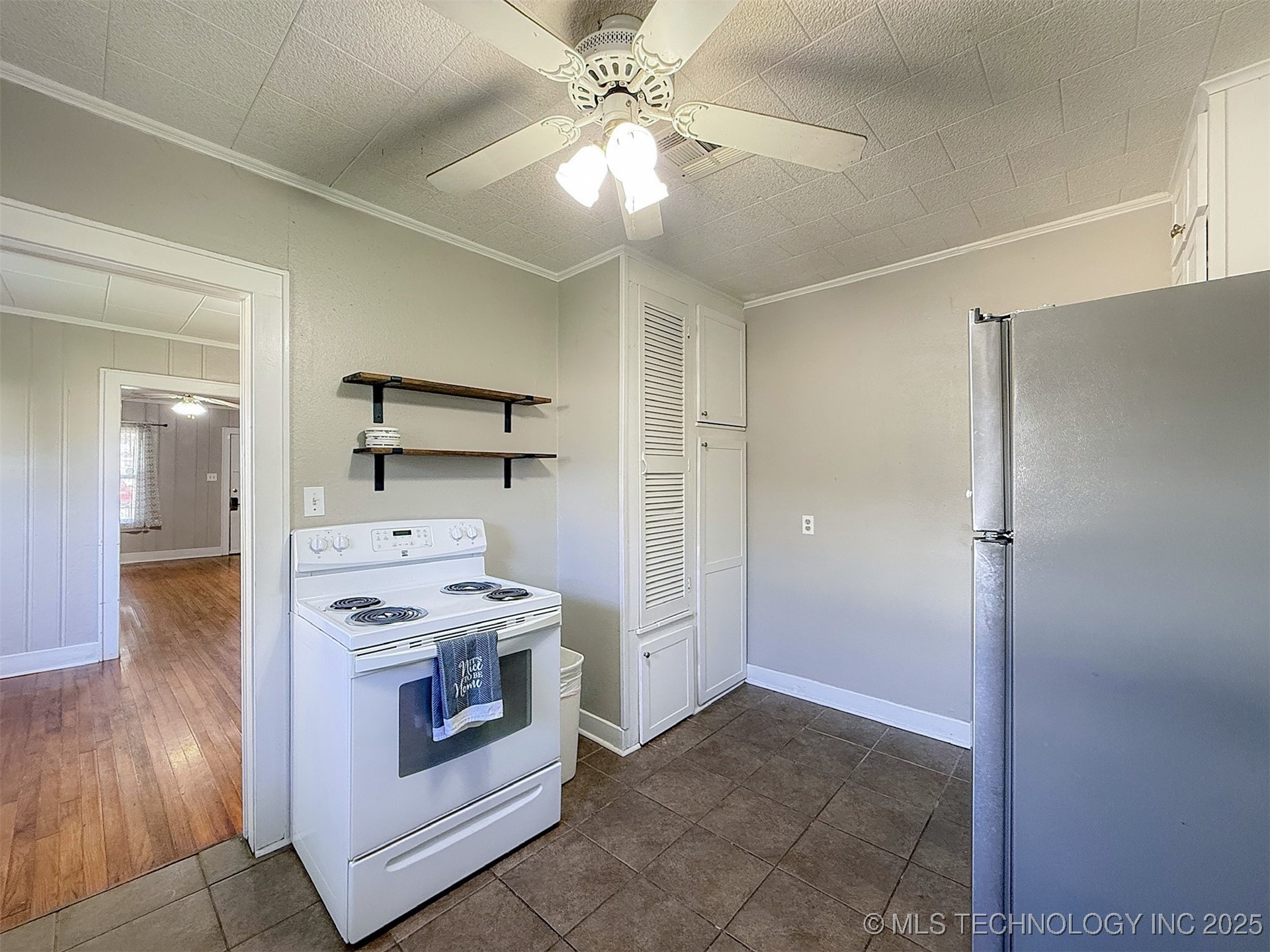 319 E 13th Street Property Photo 15