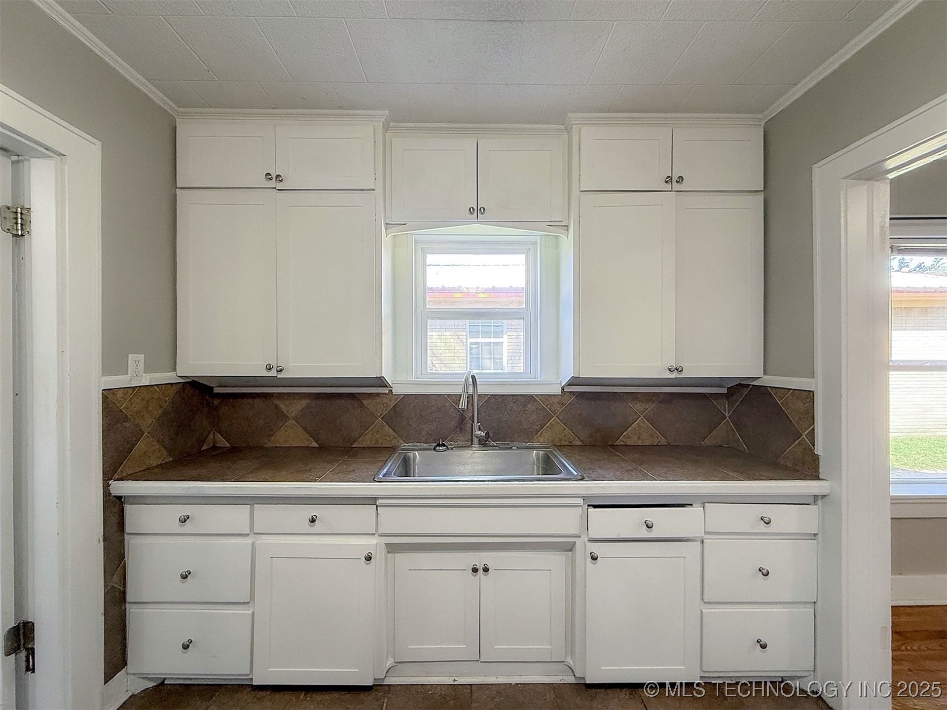 319 E 13th Street Property Photo 17