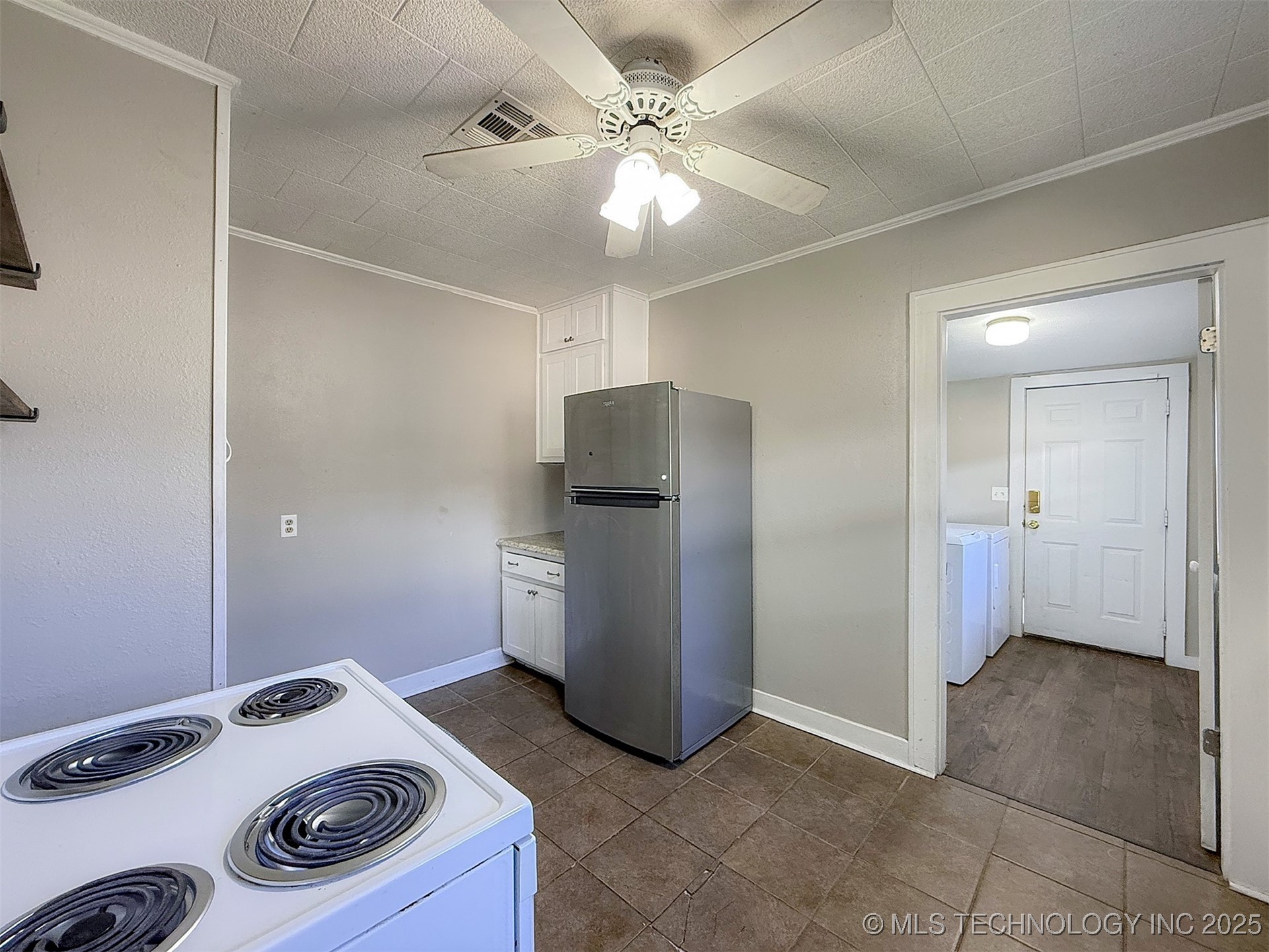 319 E 13th Street Property Photo 18