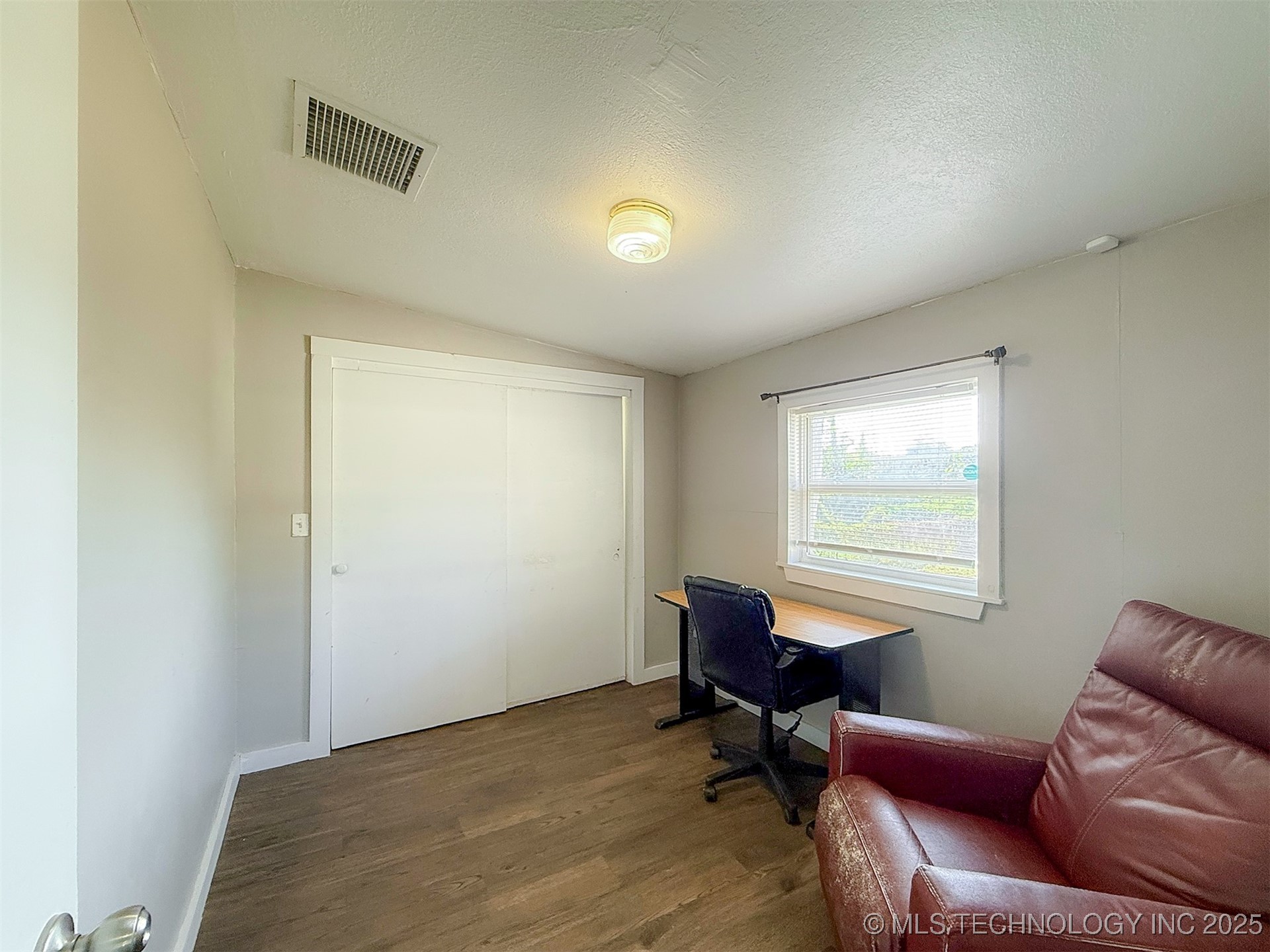 319 E 13th Street Property Photo 20