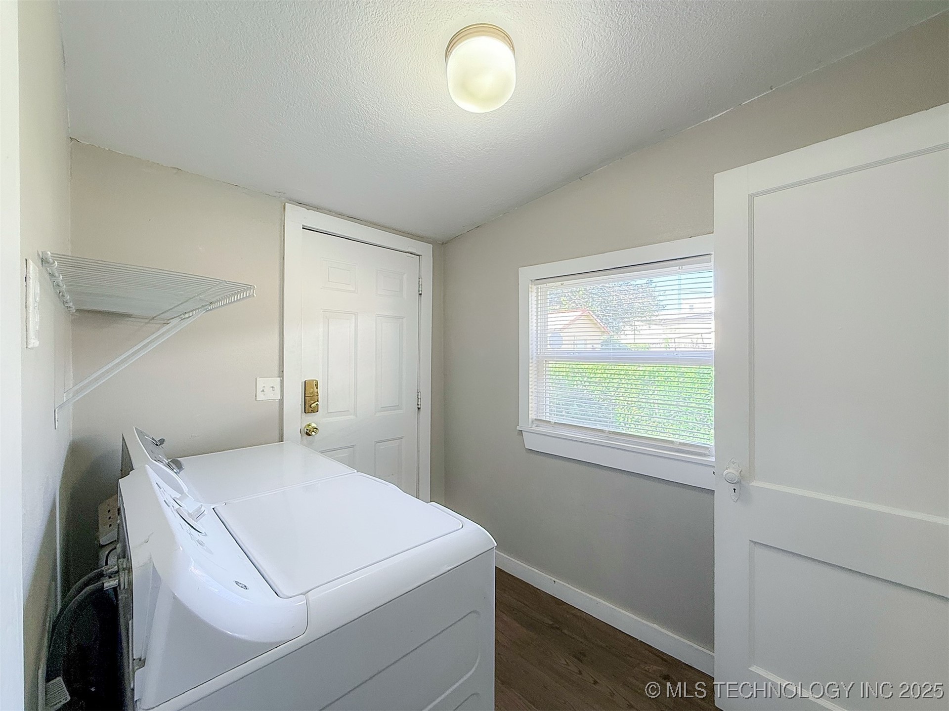 319 E 13th Street Property Photo 22