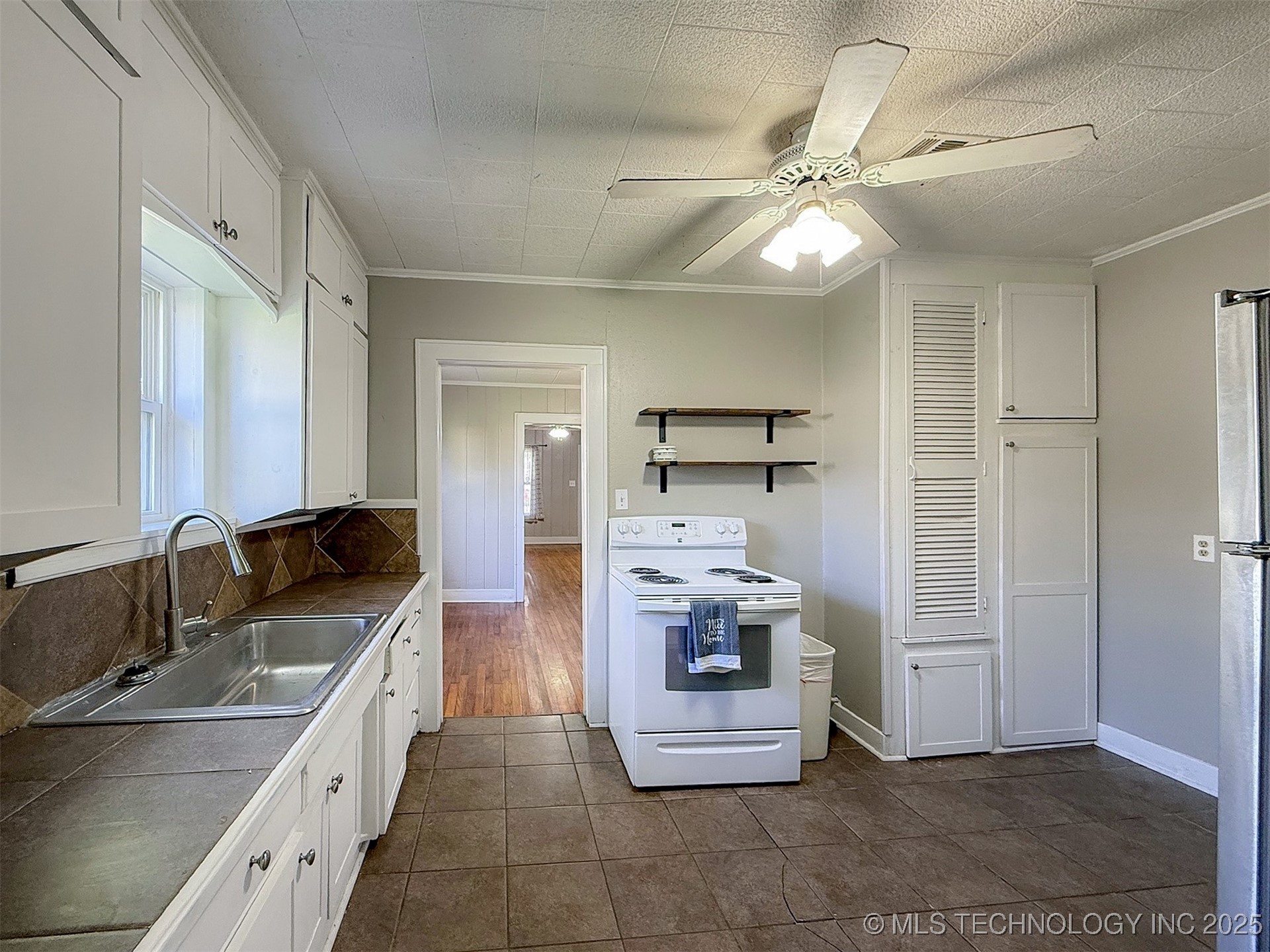 319 E 13th Street Property Photo 24