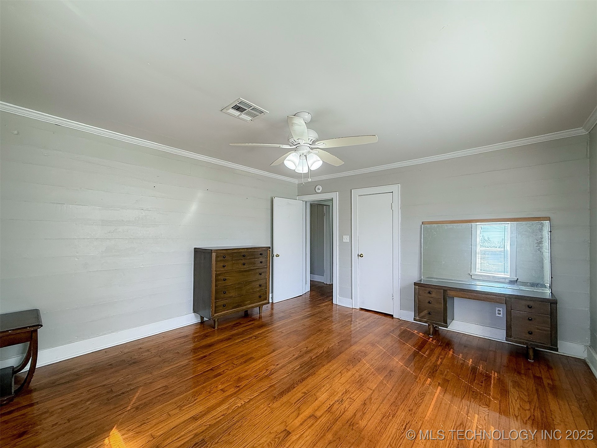 319 E 13th Street Property Photo 28