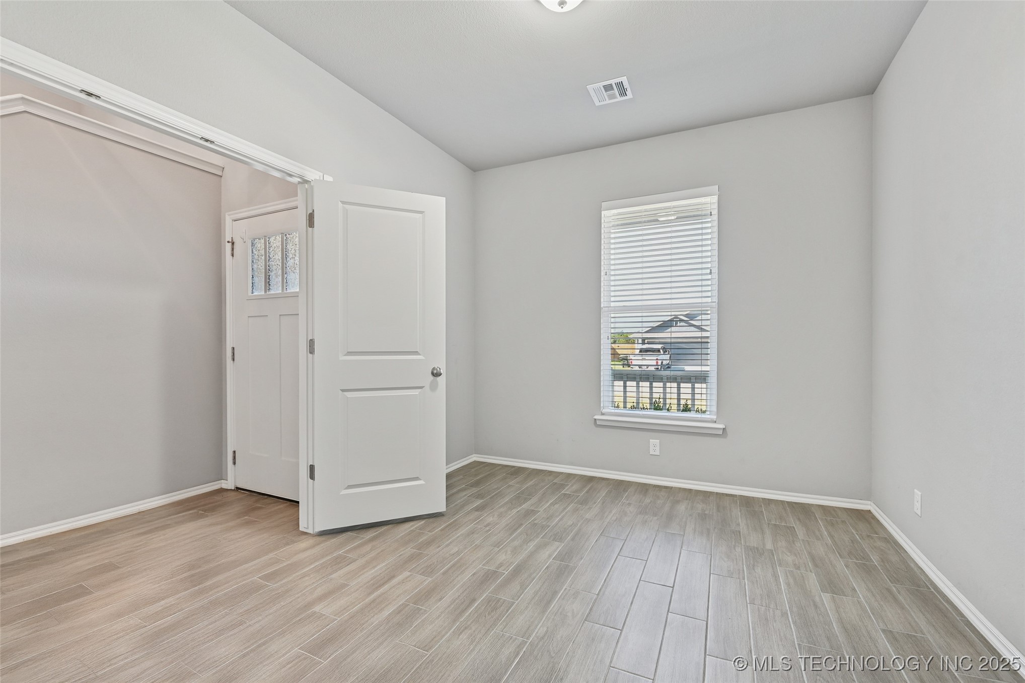 5109 S Nassau Avenue Property Photo 8