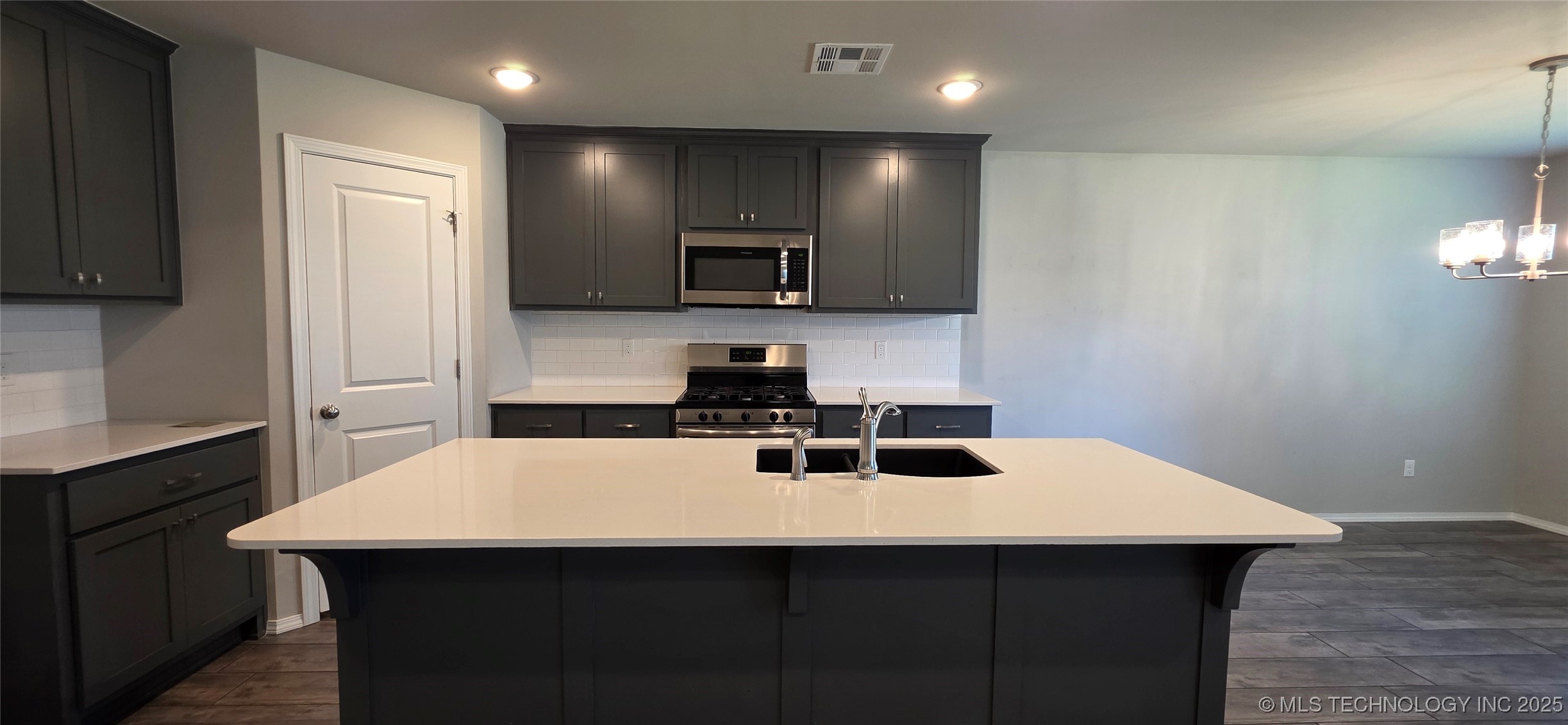 1502 E Utica Place Property Photo 7