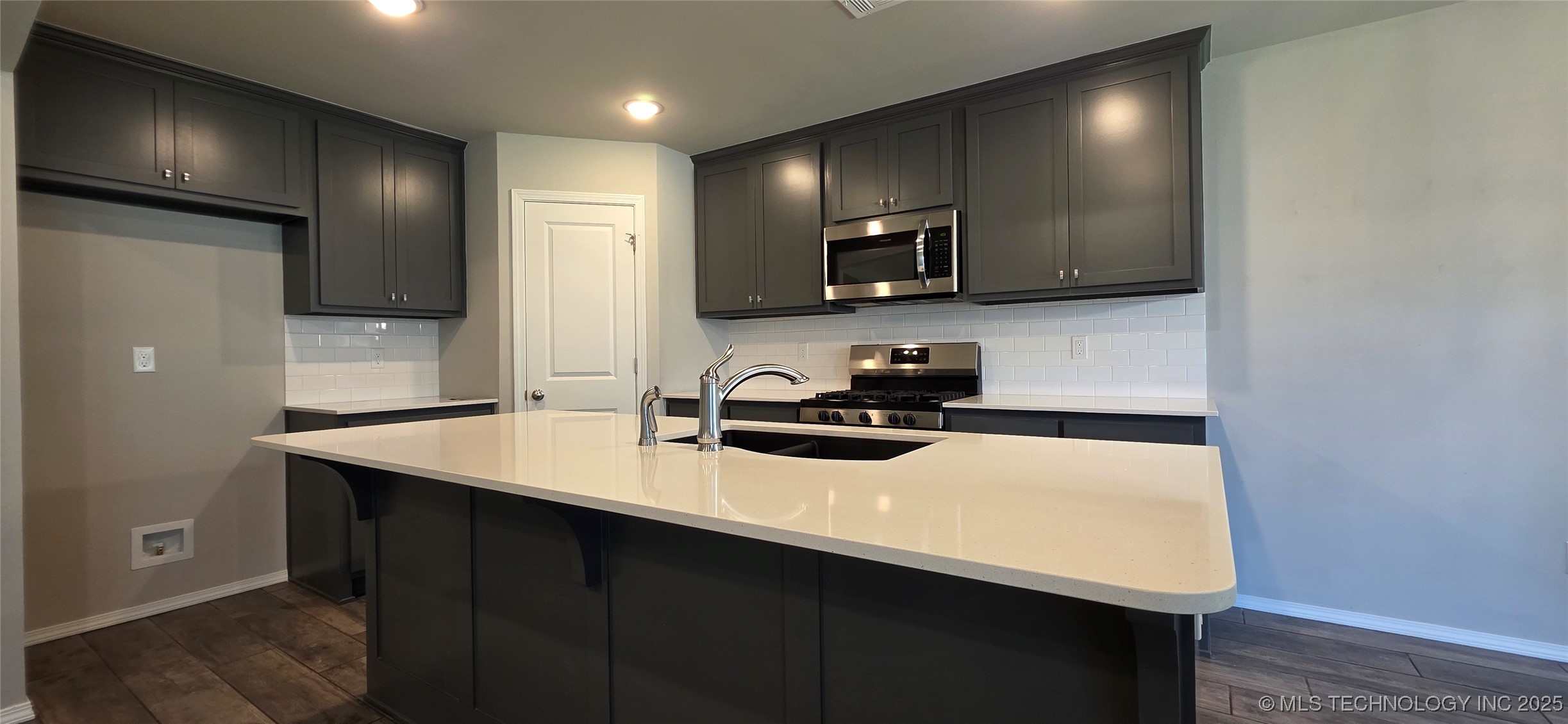 1502 E Utica Place Property Photo 8