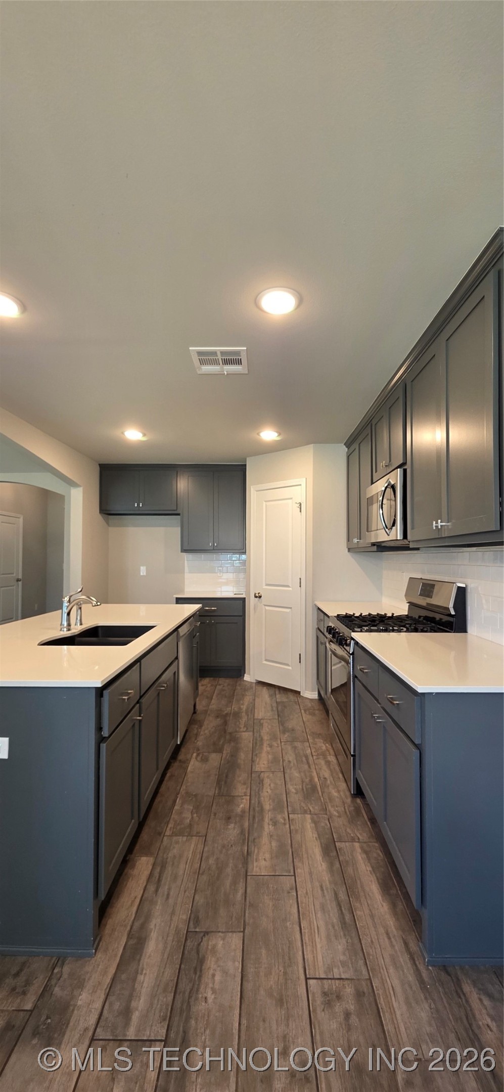 1502 E Utica Place Property Photo 10