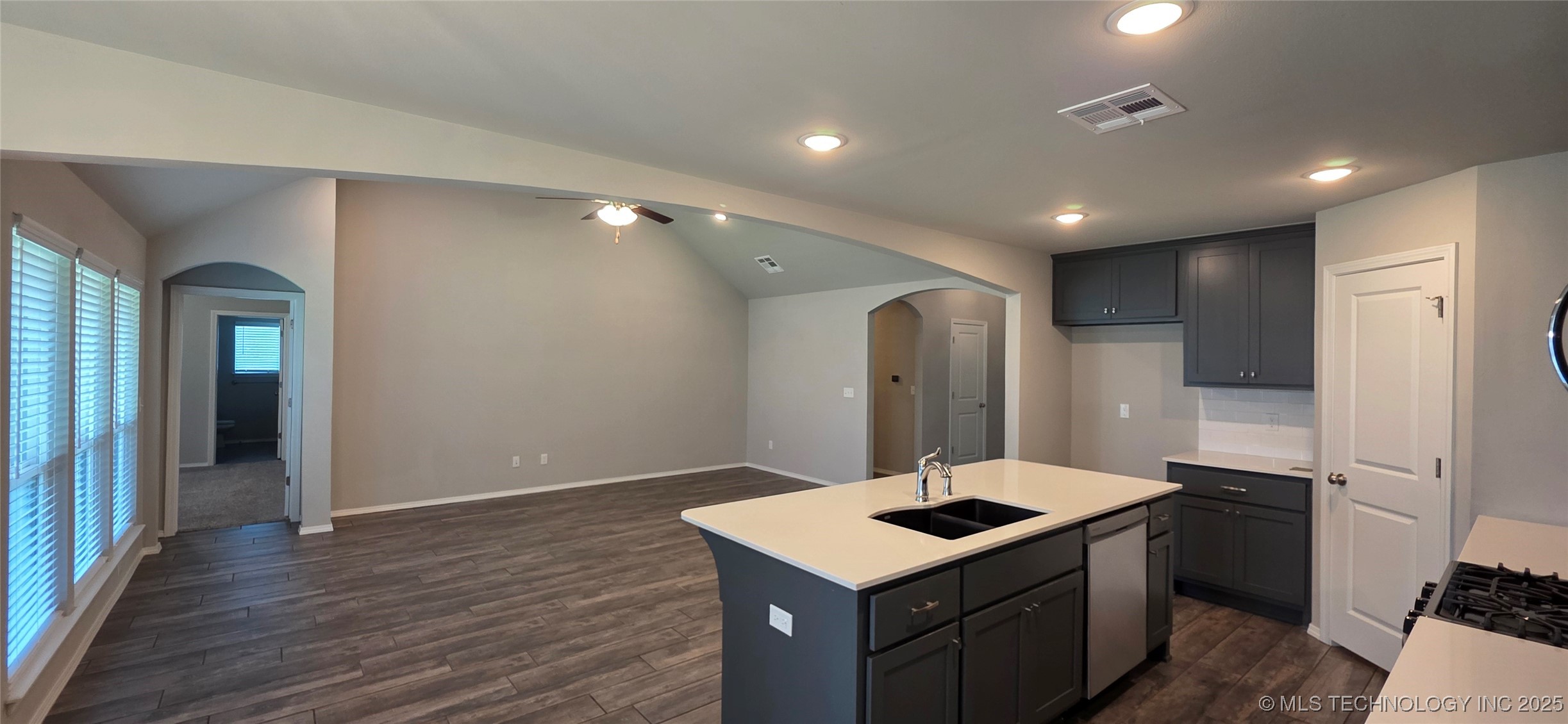 1502 E Utica Place Property Photo 11