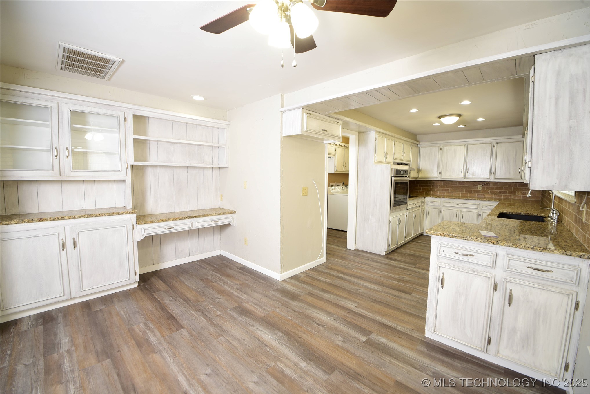 7811 S College Avenue Property Photo 6