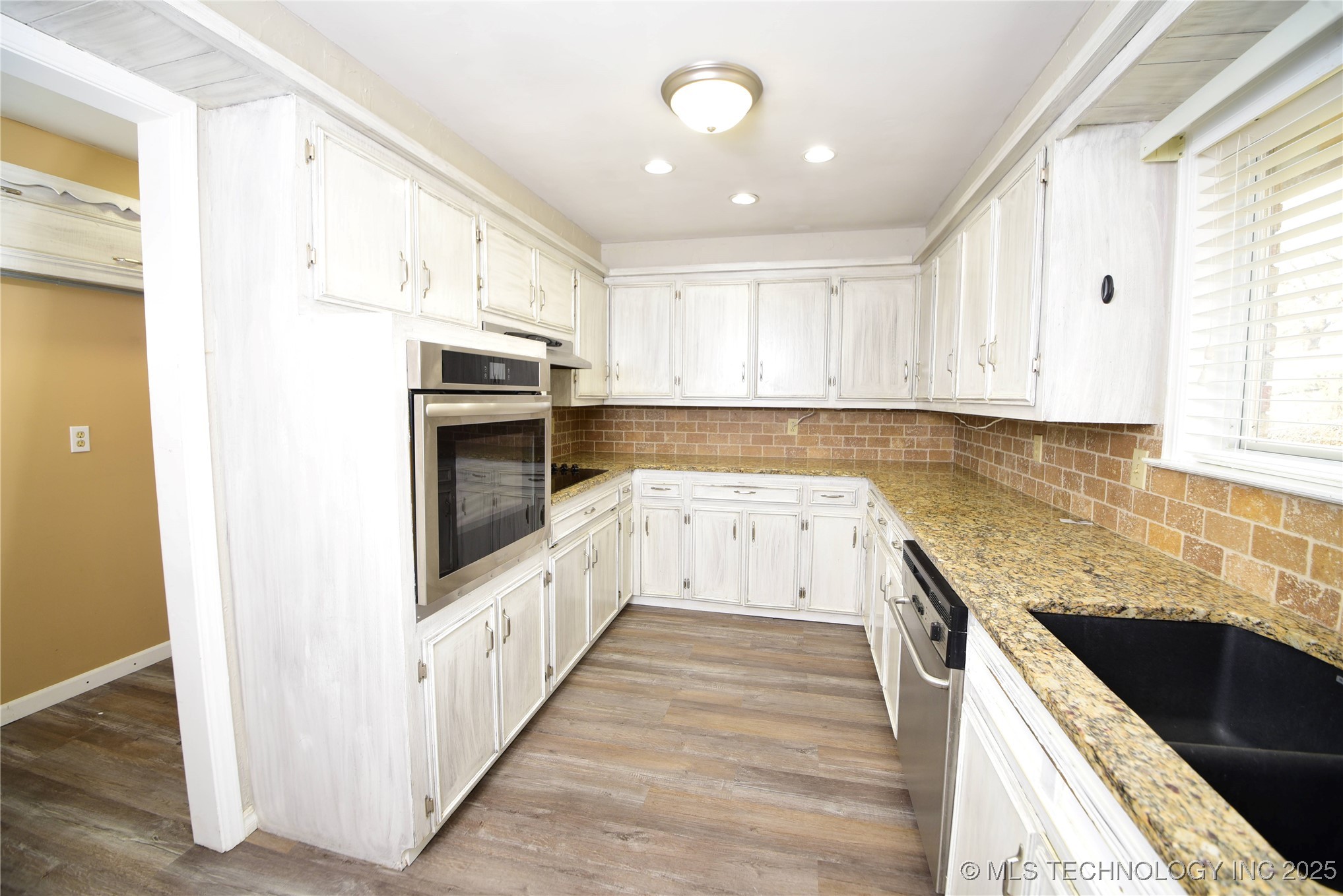 7811 S College Avenue Property Photo 7