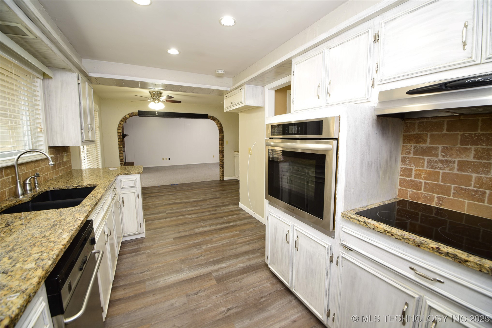 7811 S College Avenue Property Photo 8