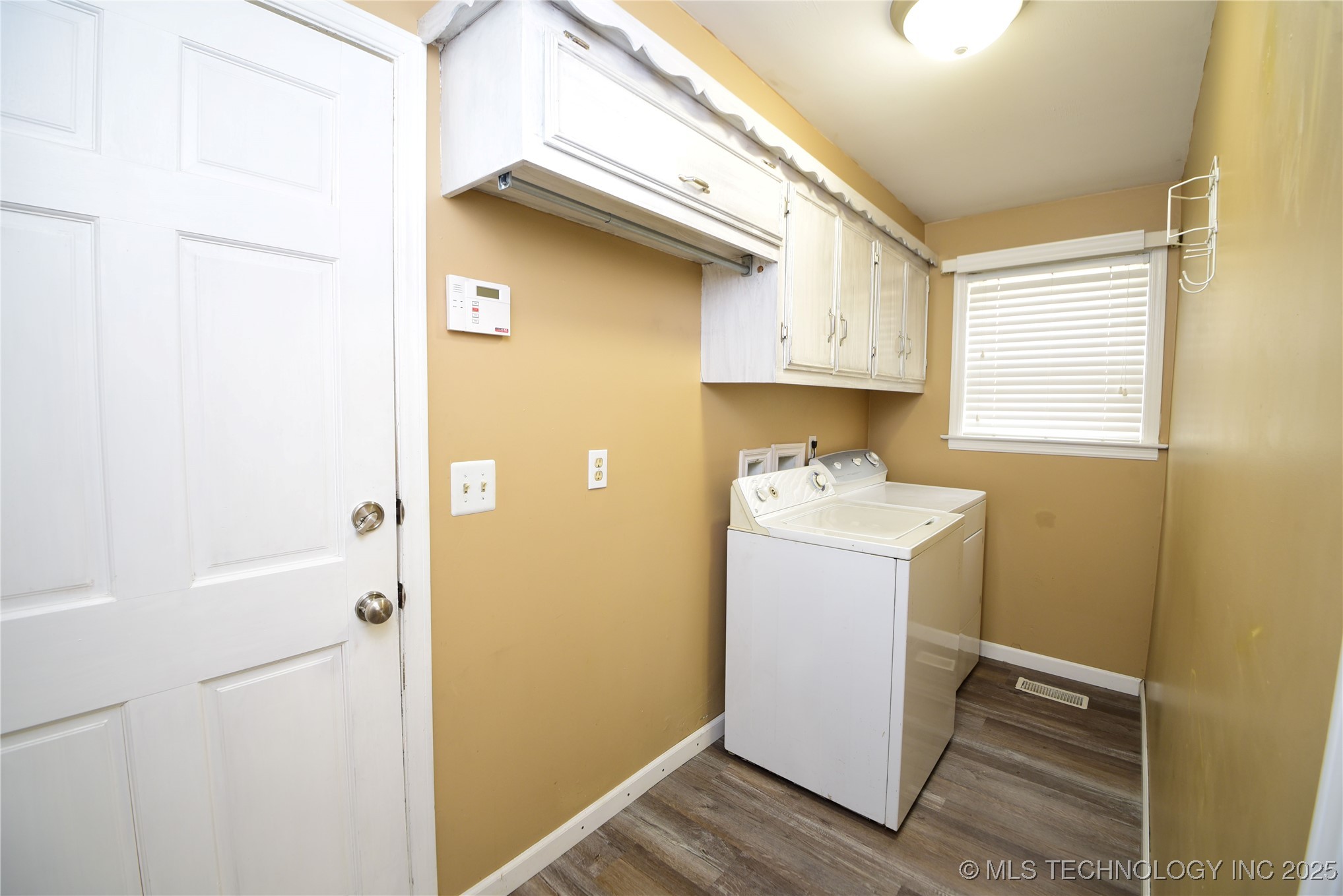 7811 S College Avenue Property Photo 9