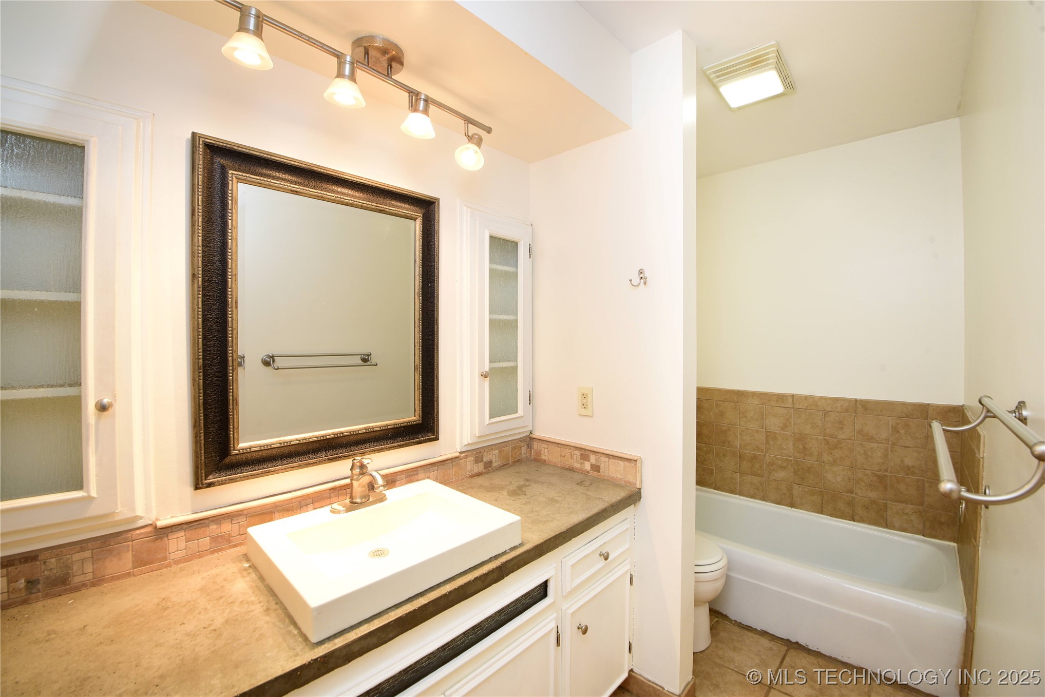 7811 S College Avenue Property Photo 14