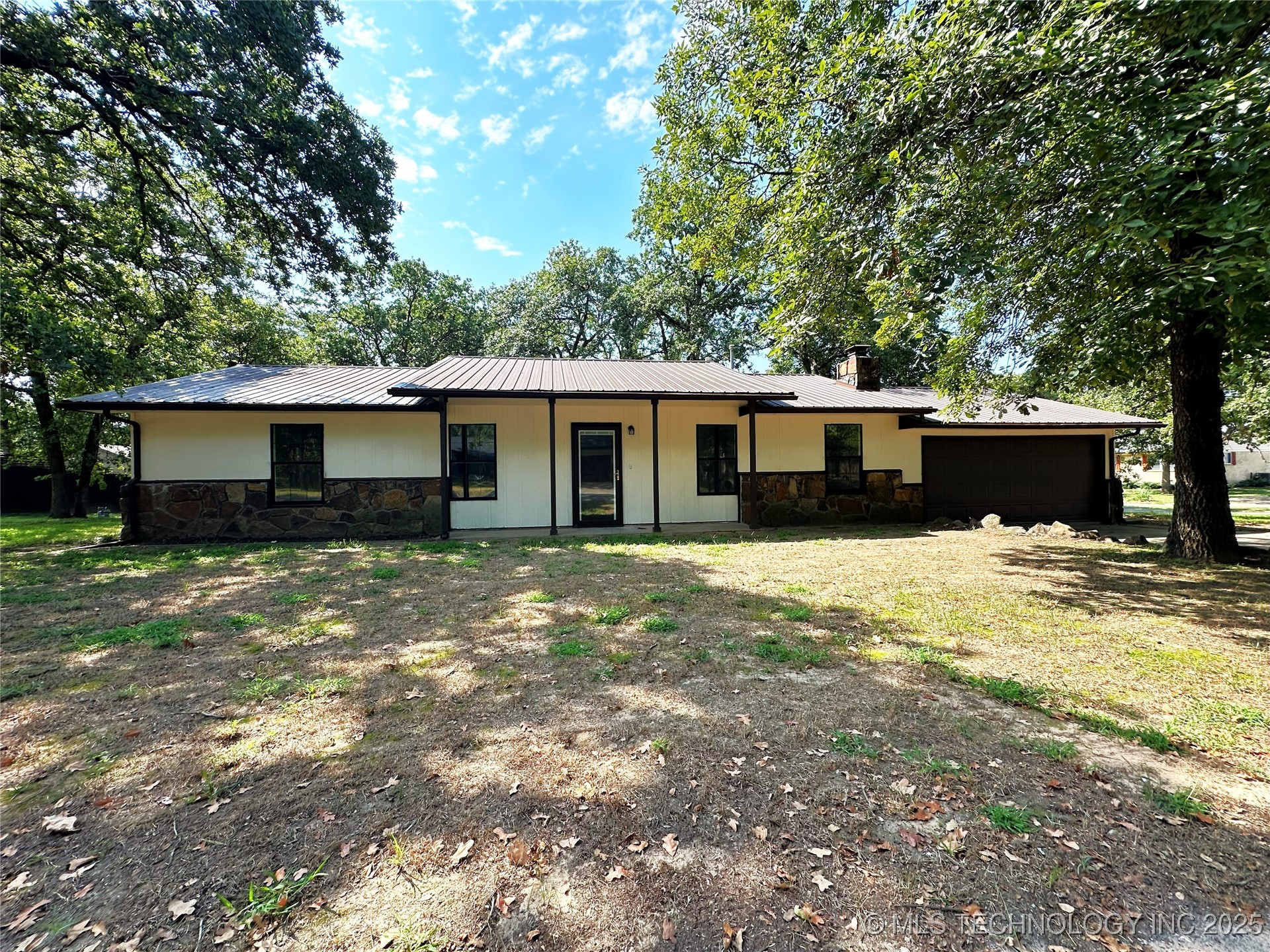 417308 Bridgeport Road Property Photo 1