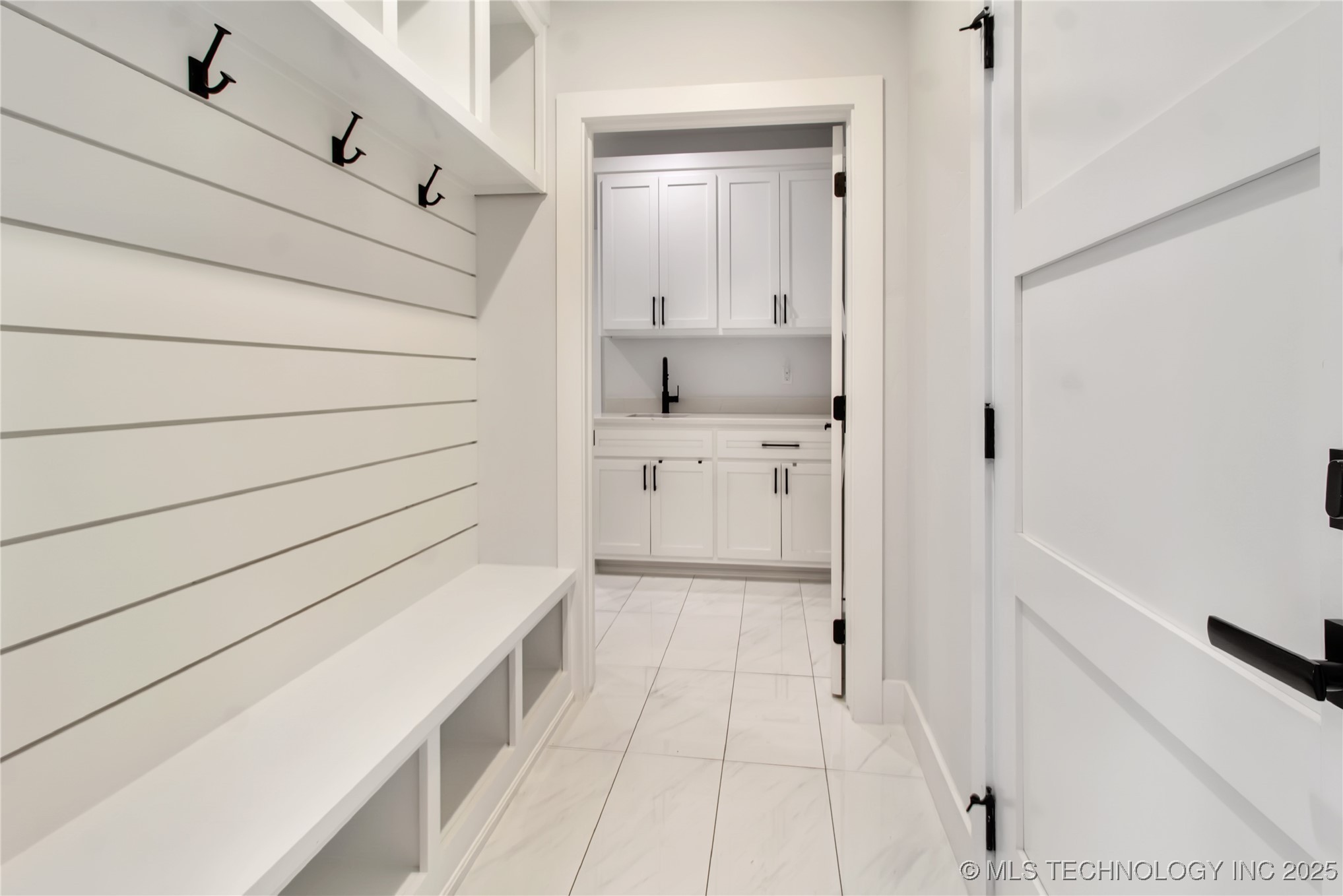 1105 W 86th Street Property Photo 5