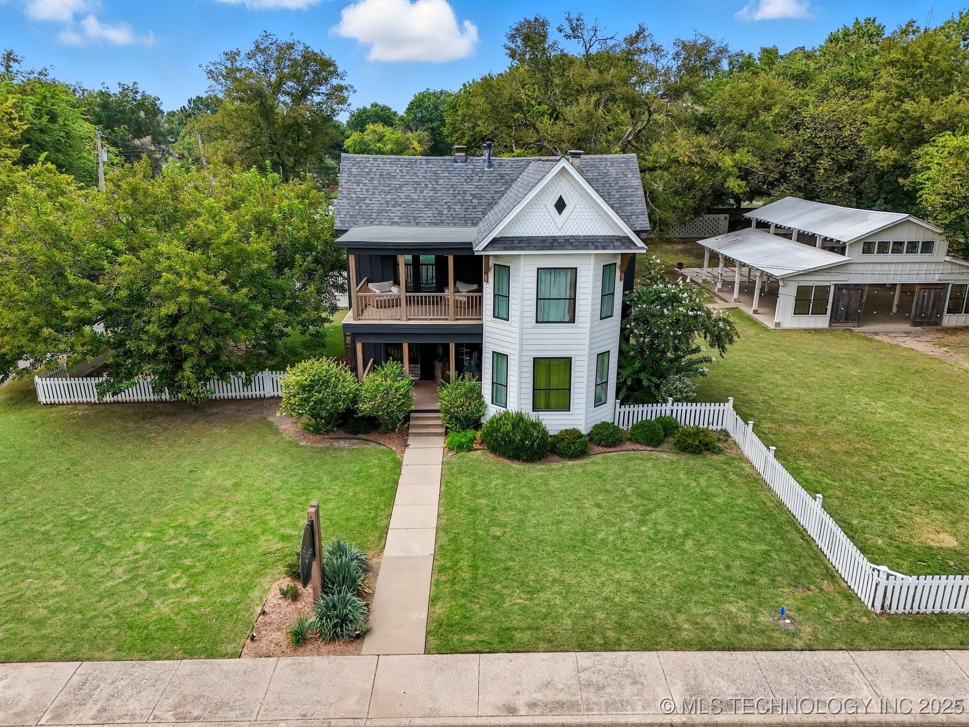 924 S Main Street Property Photo 1